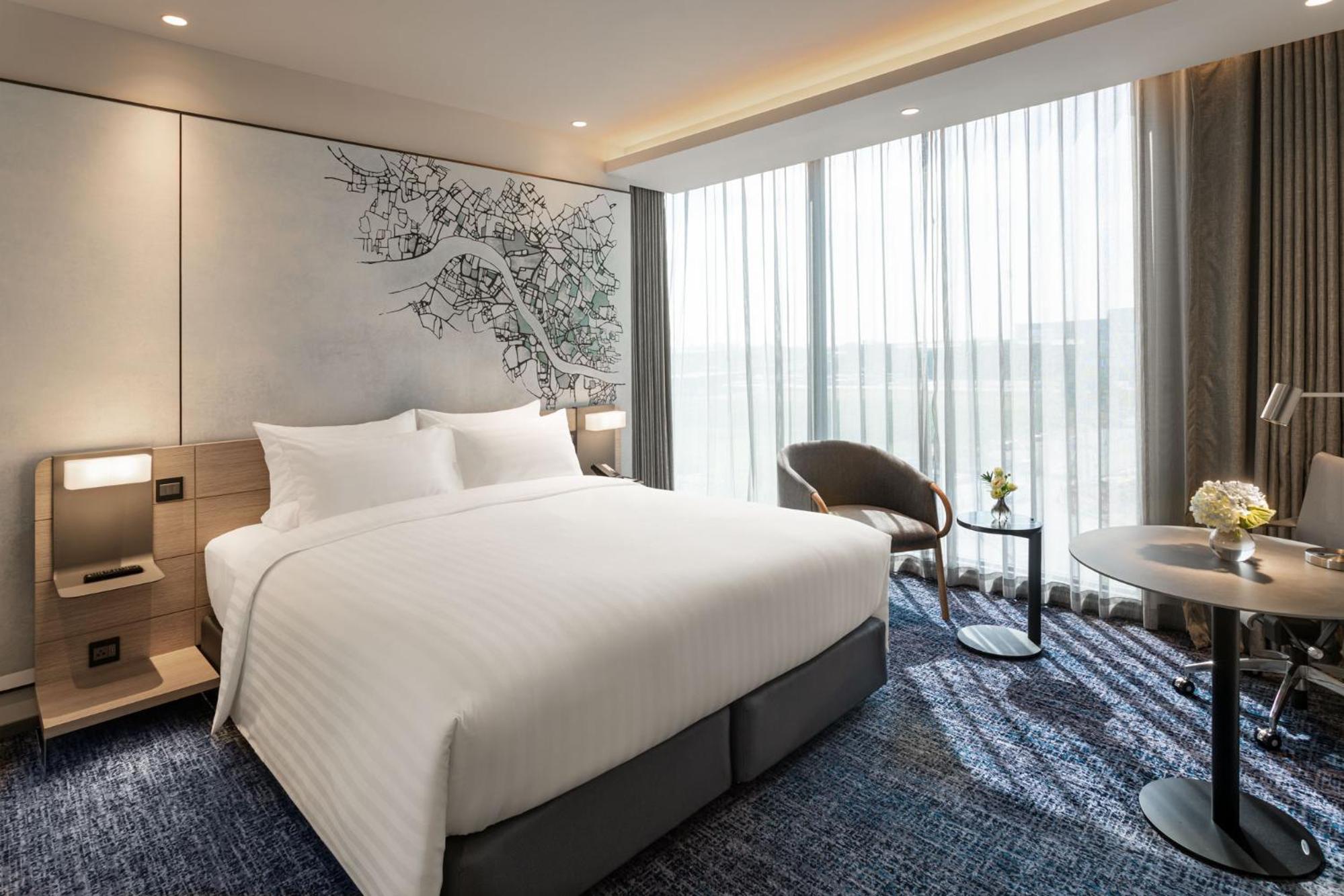 Executive King Suite - Photo 2