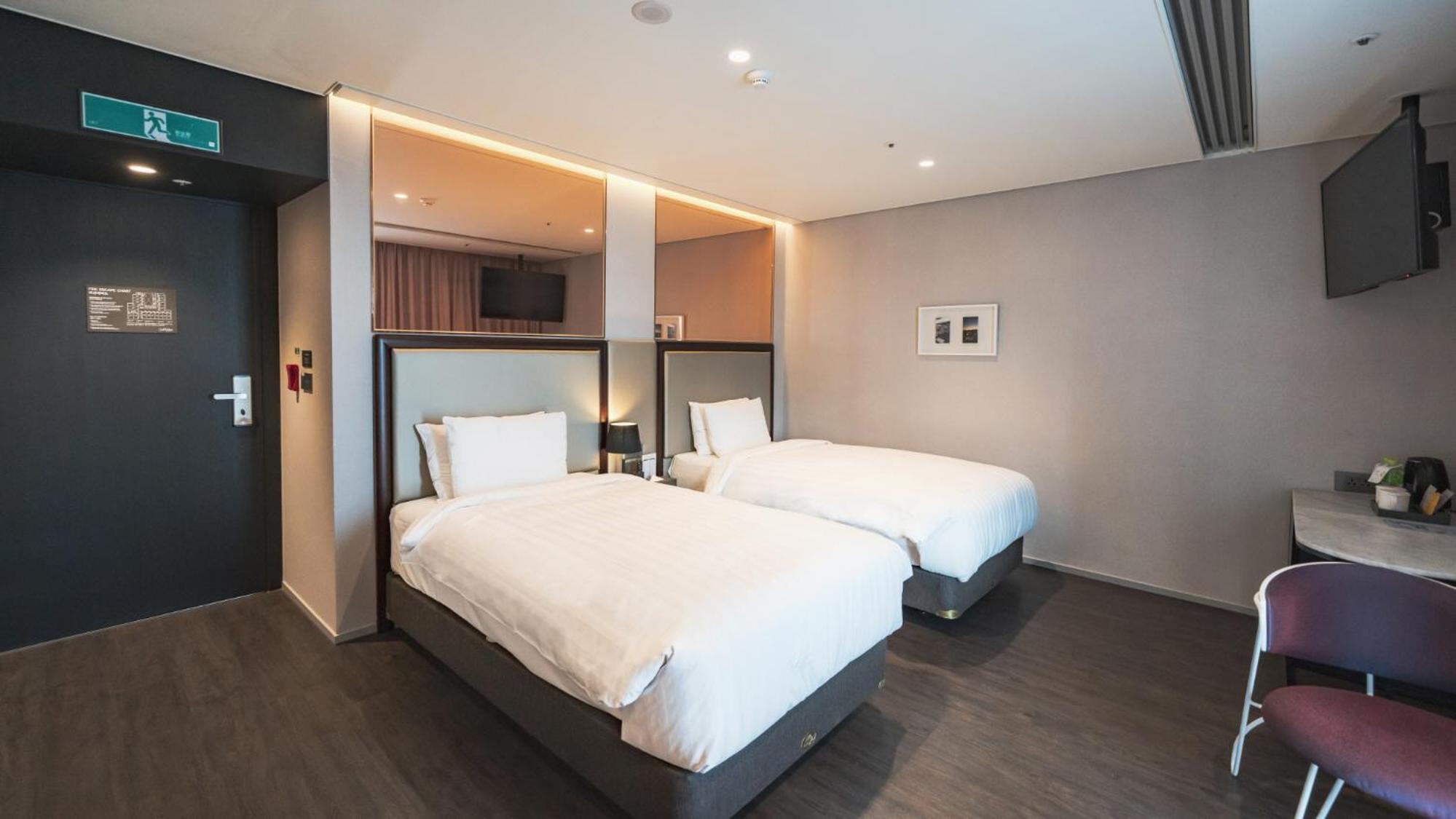 Standard Twin Room with Partial Ocean View - Photo 1