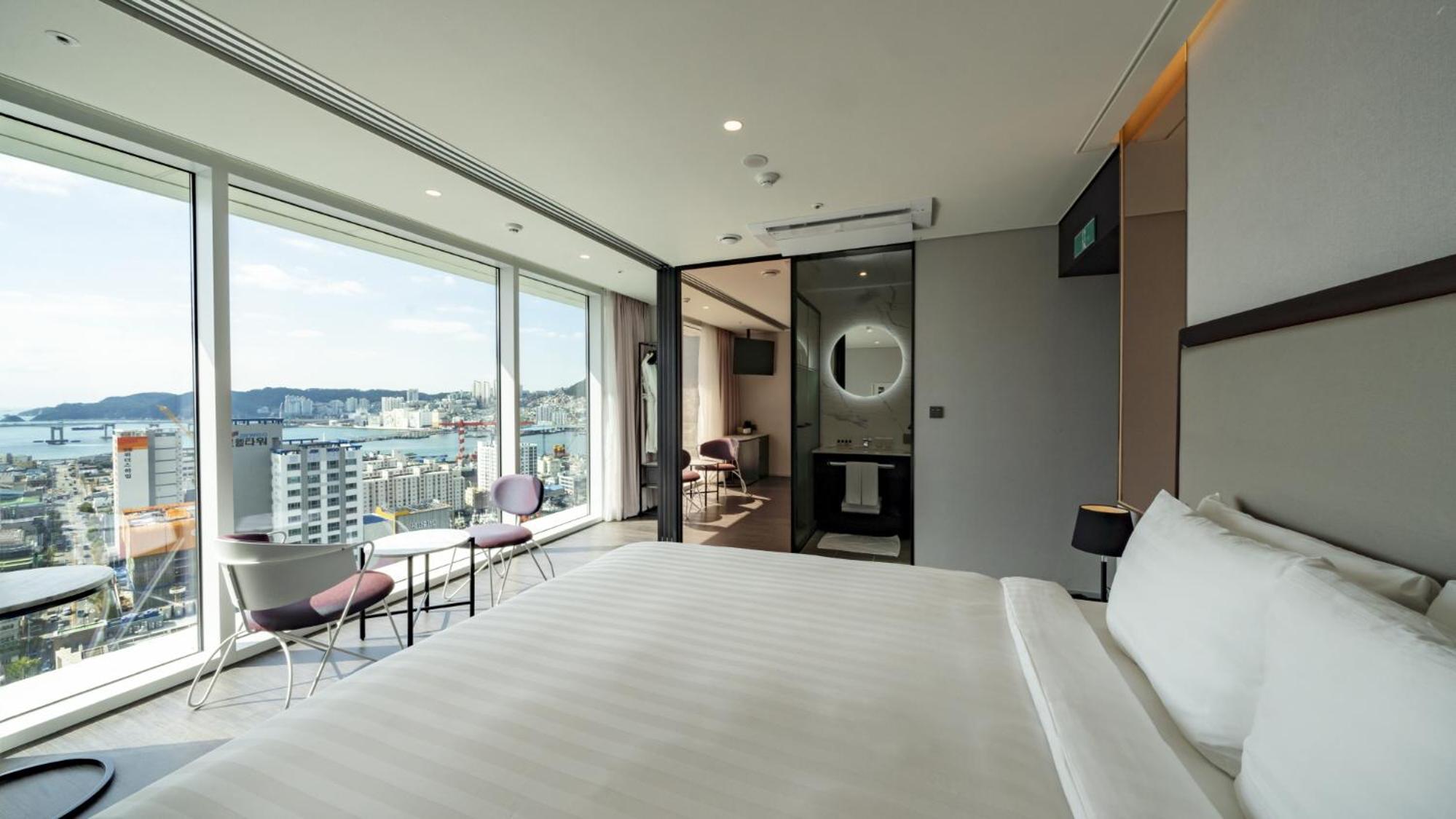 Deluxe Double Room with Partial Ocean View - Photo 8
