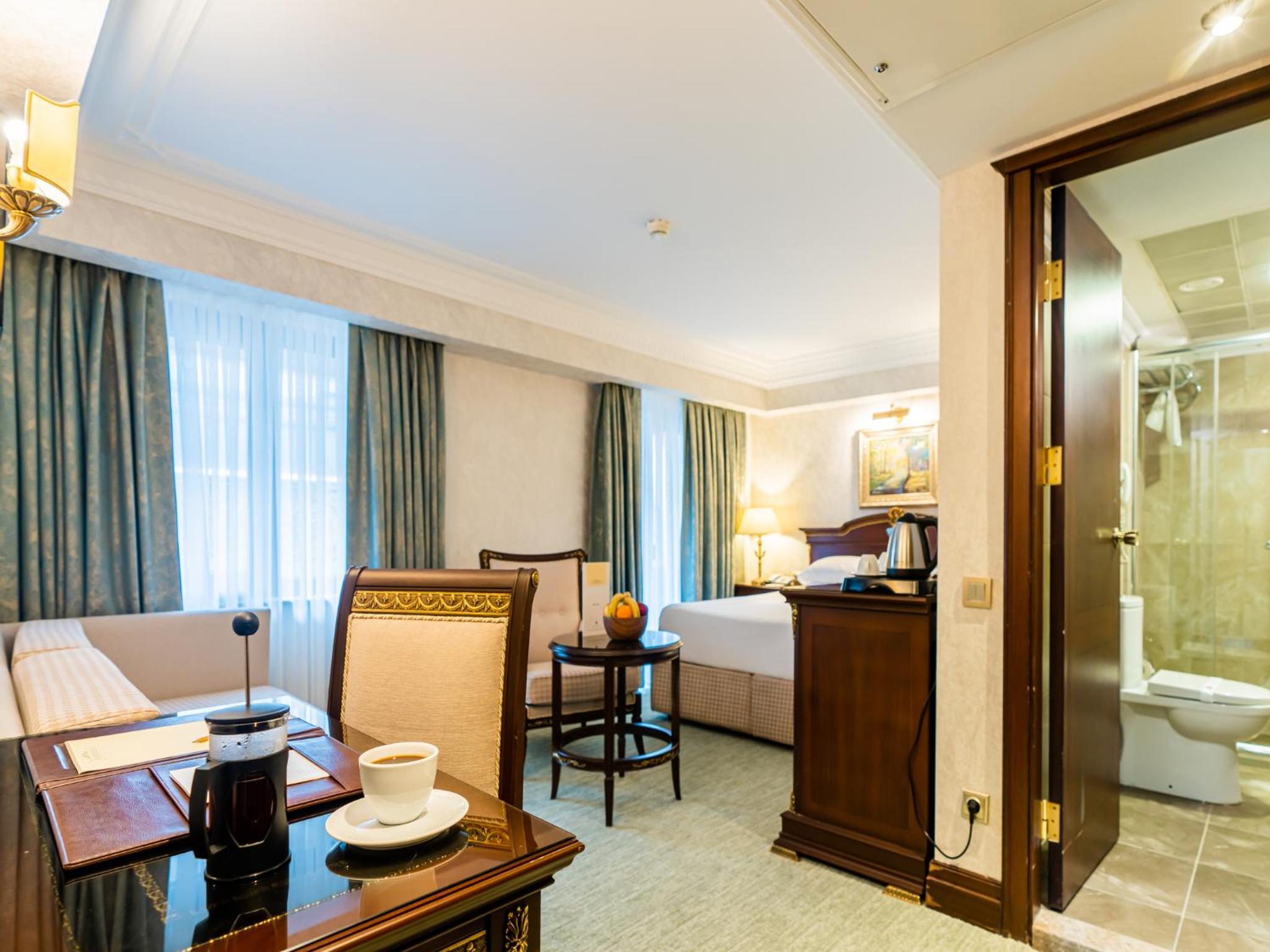 Deluxe Double Room with Balcony photo 3