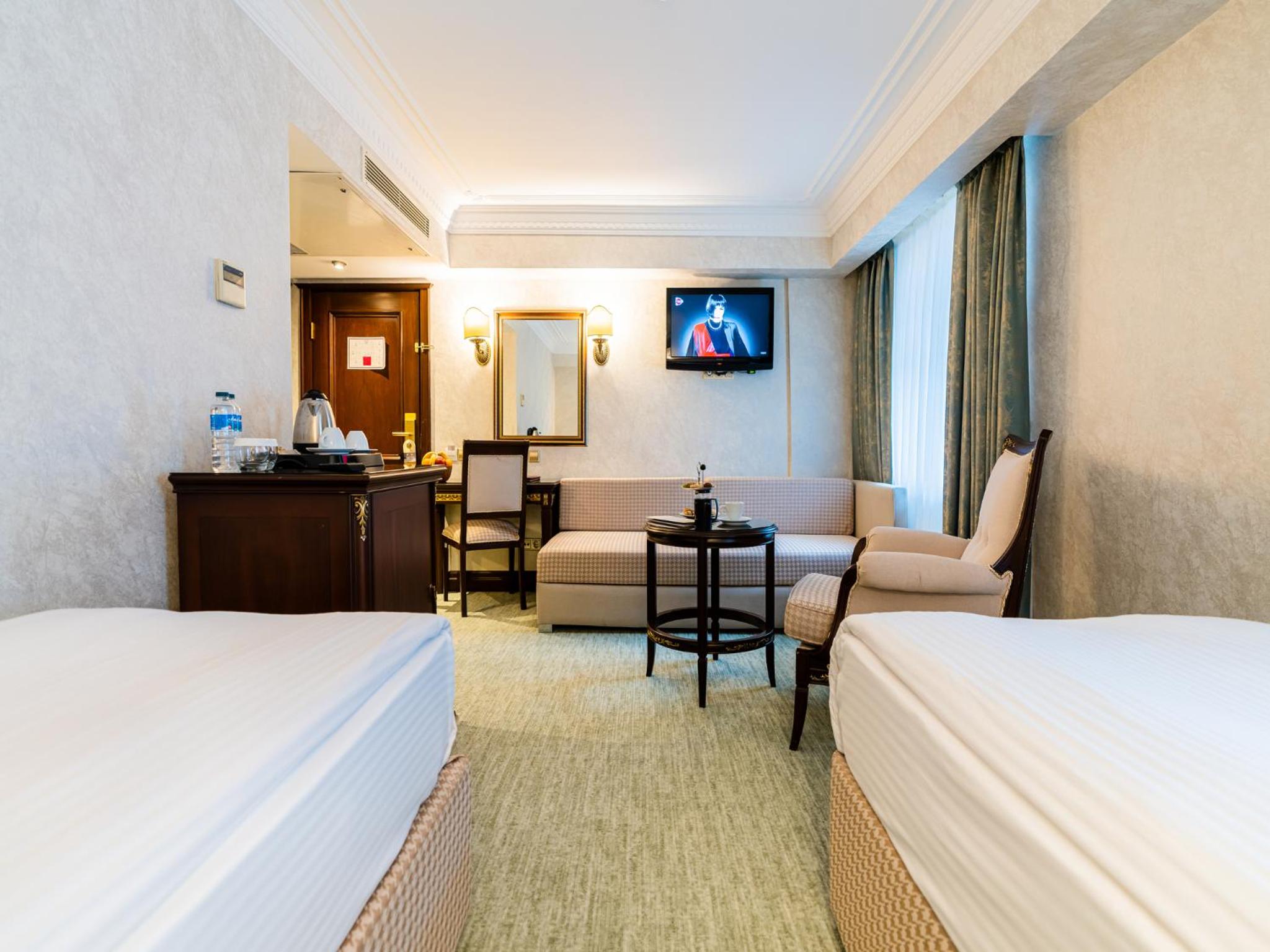 Deluxe Double Room with Balcony photo 1