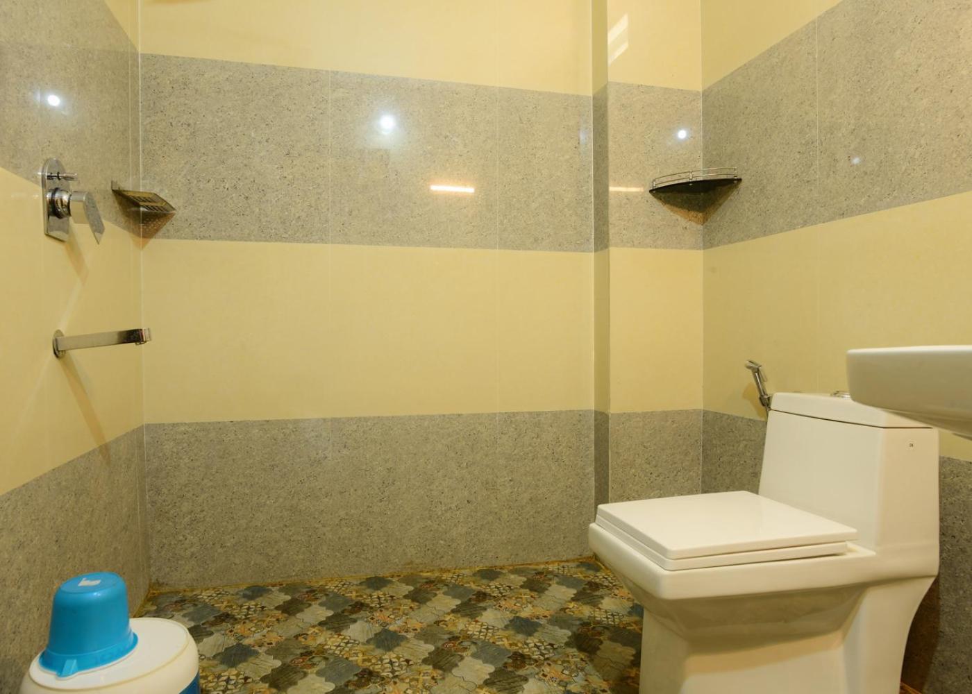 10-Bed Mixed Dormitory Room photo 2
