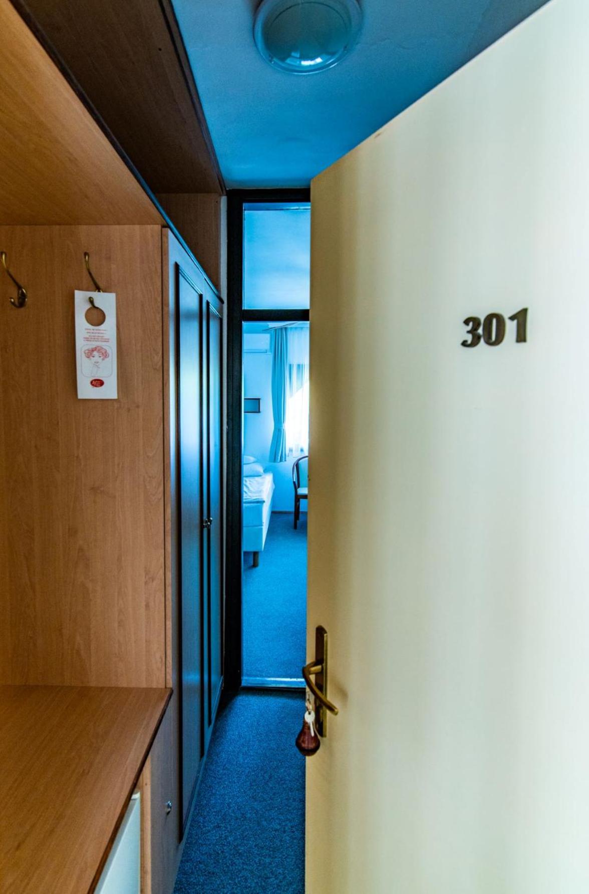Economy Twin Room - Photo 3