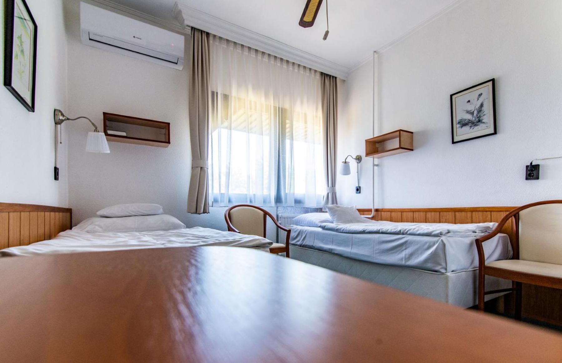 Economy Twin Room - Photo 7