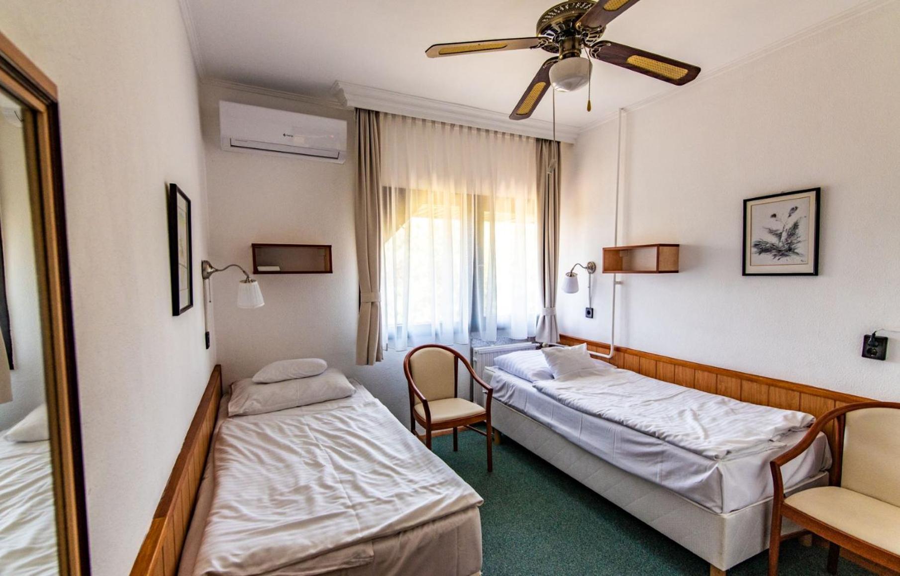 Economy Twin Room - Photo 9