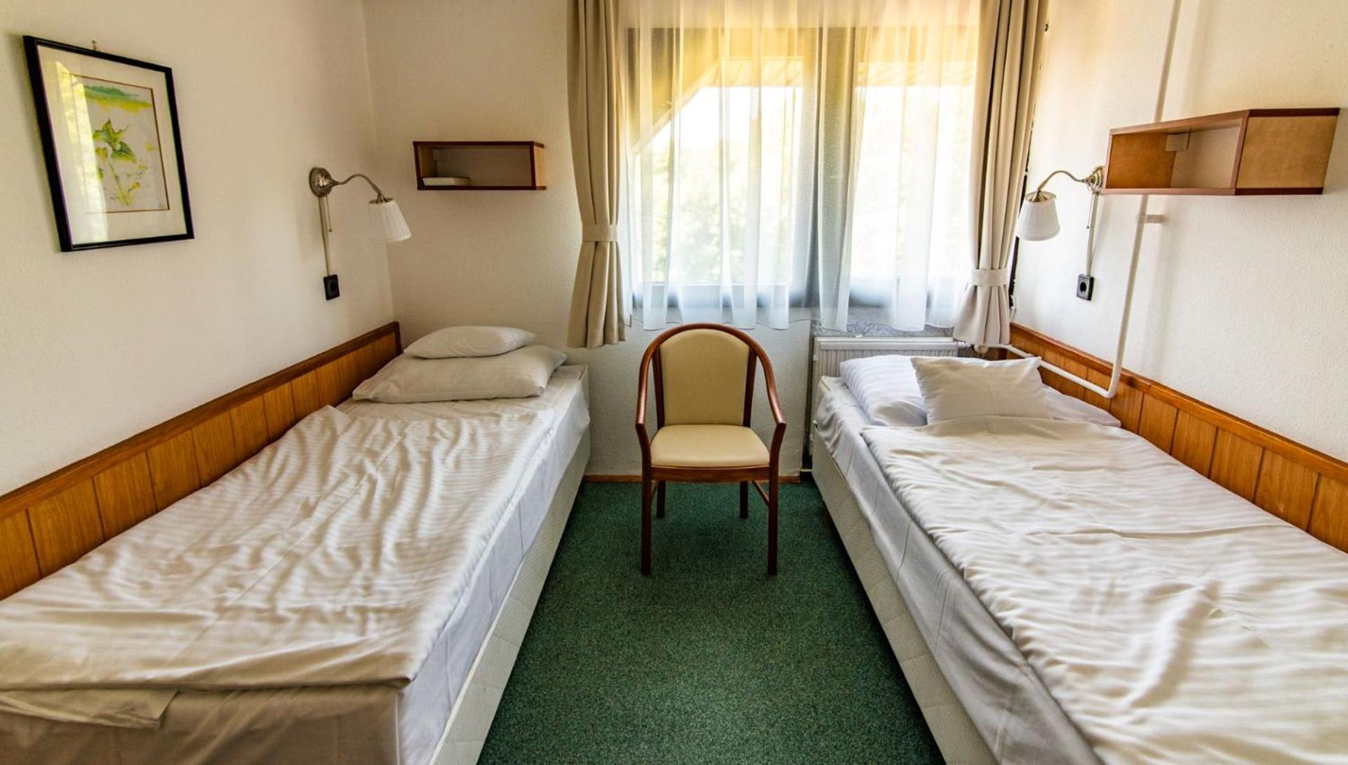 Economy Twin Room - Photo 8