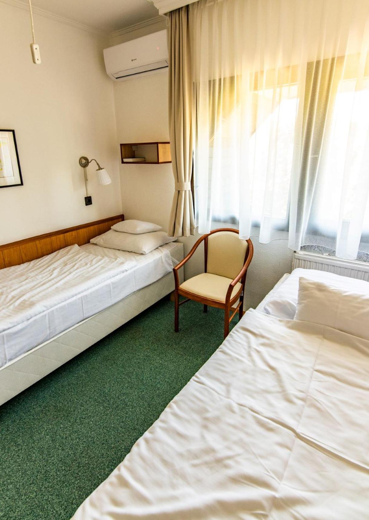 Economy Twin Room - Photo 10