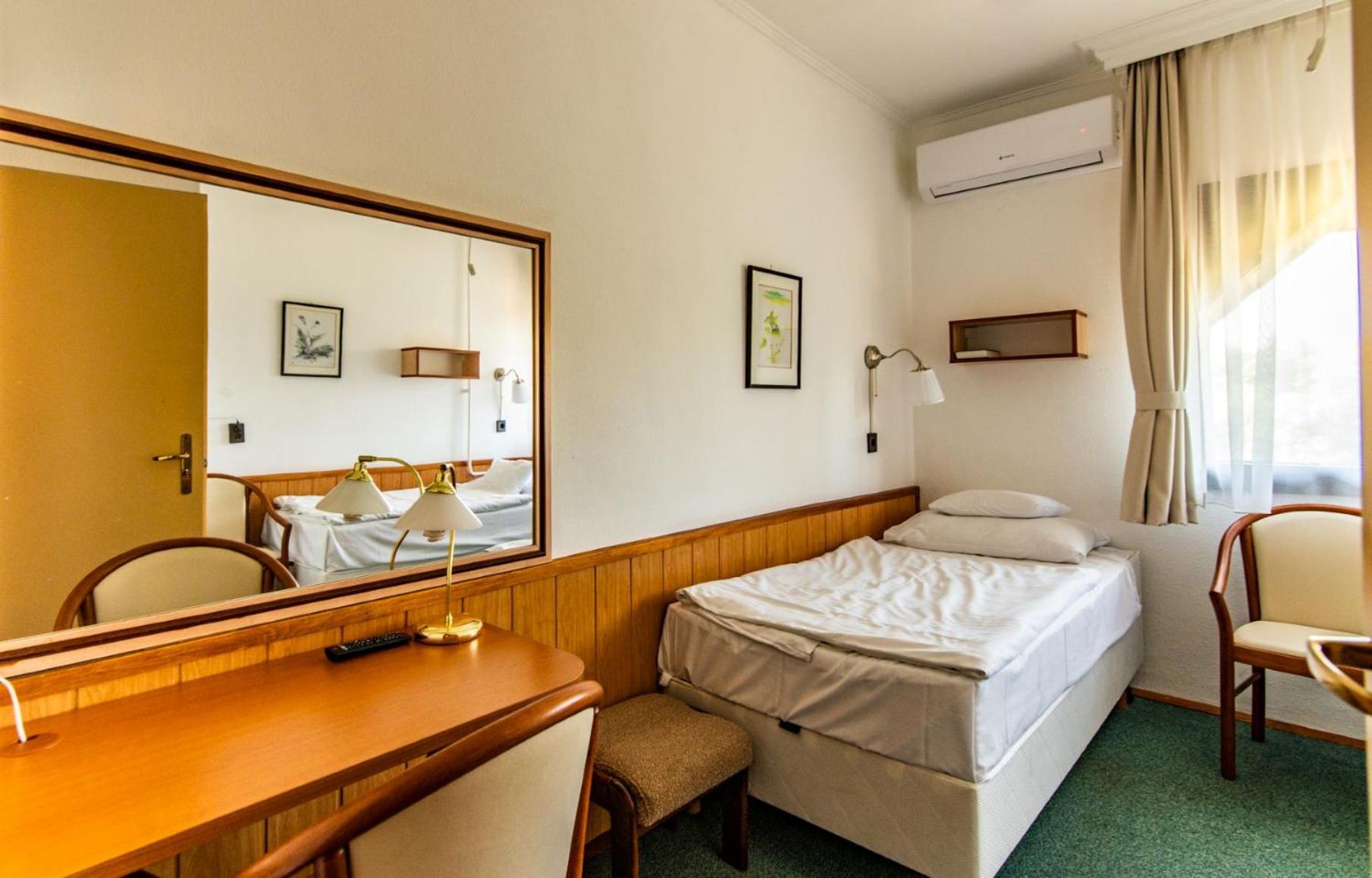Economy Twin Room - Photo 11
