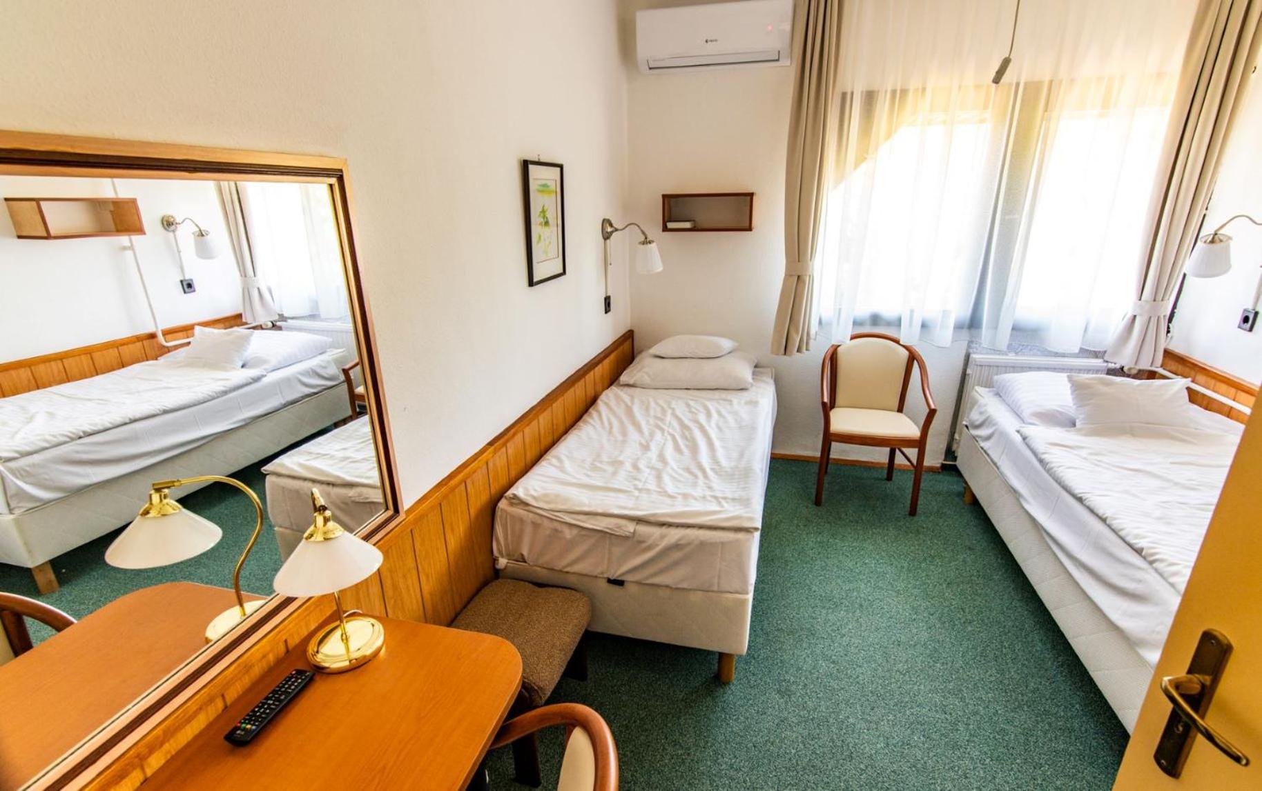 Economy Twin Room - Photo 4