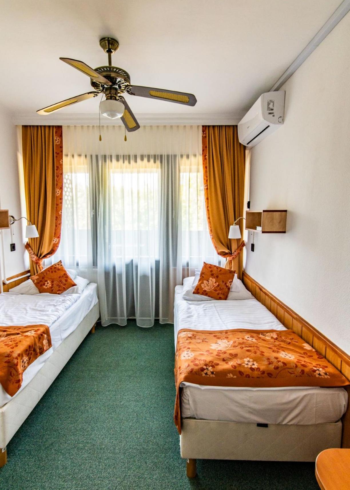 Twin Room with Balcony - Photo 10