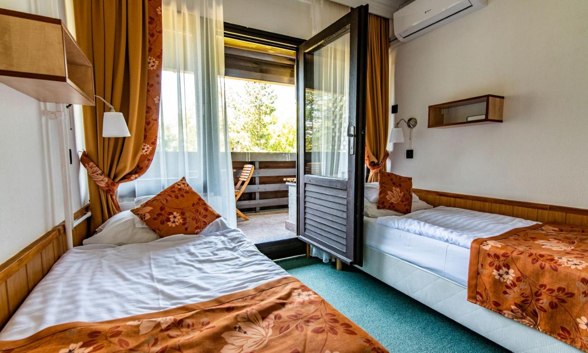 Twin Room with Balcony - Photo 2