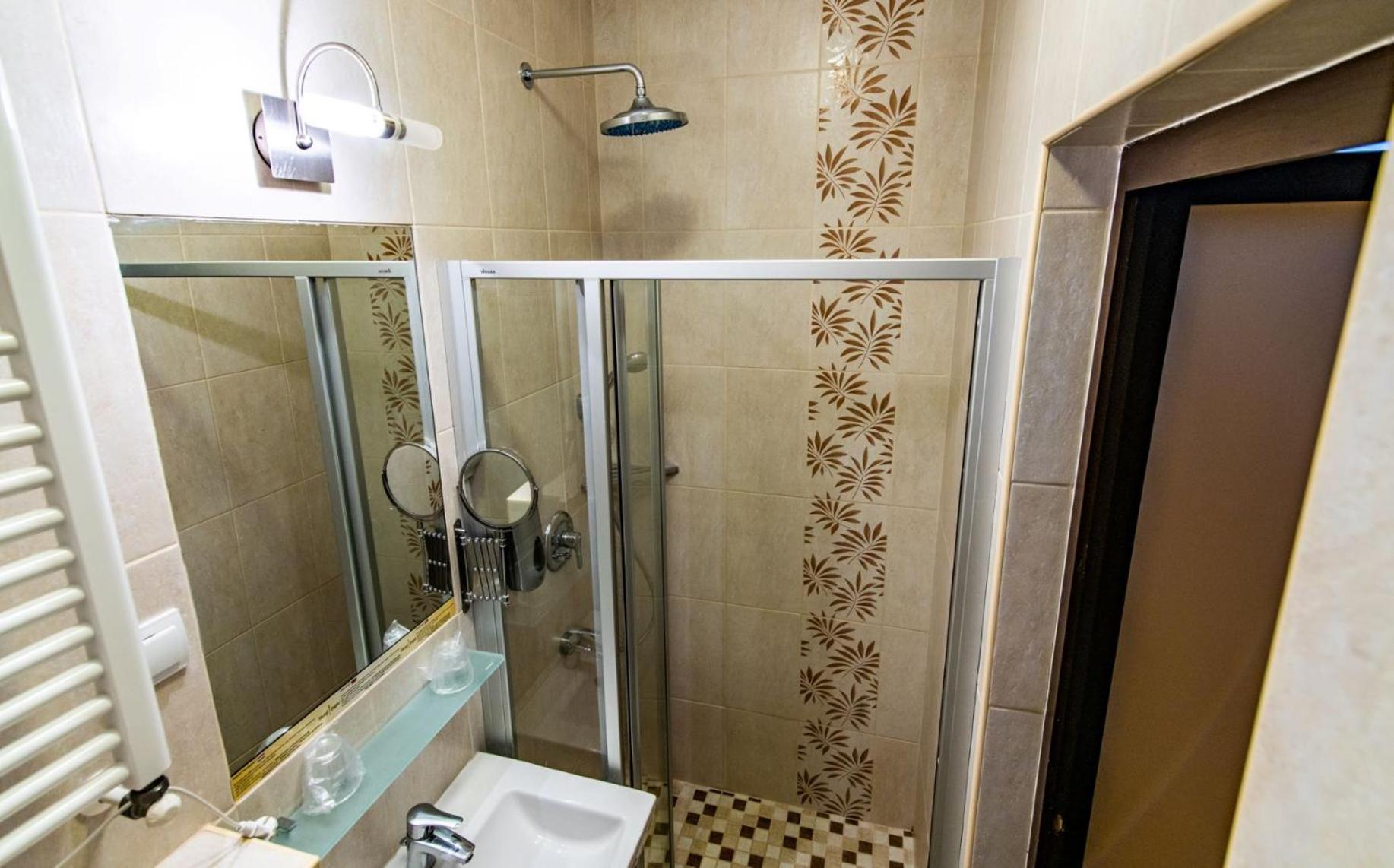 Economy Twin Room - Photo 6