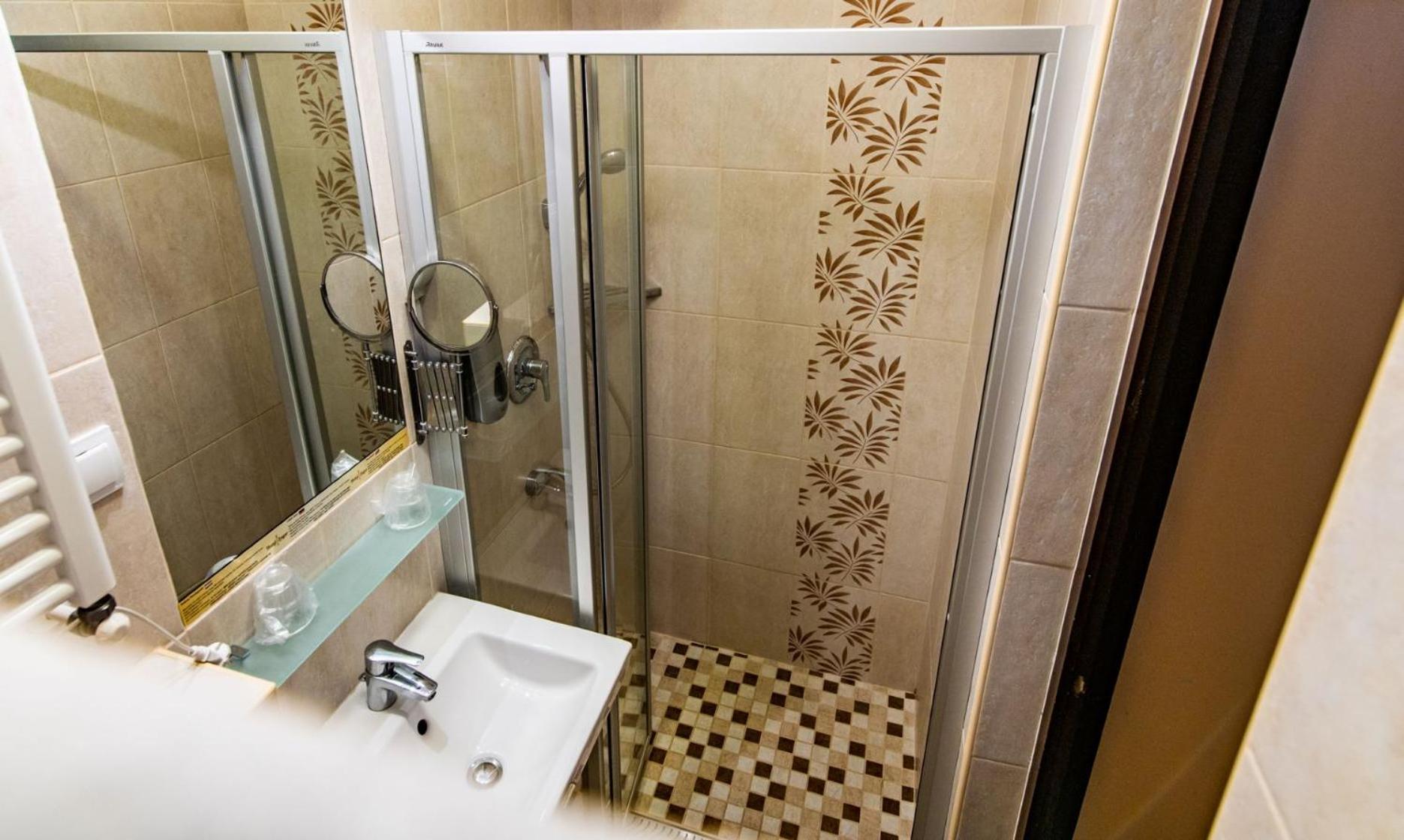 Twin Room with Balcony - Photo 15