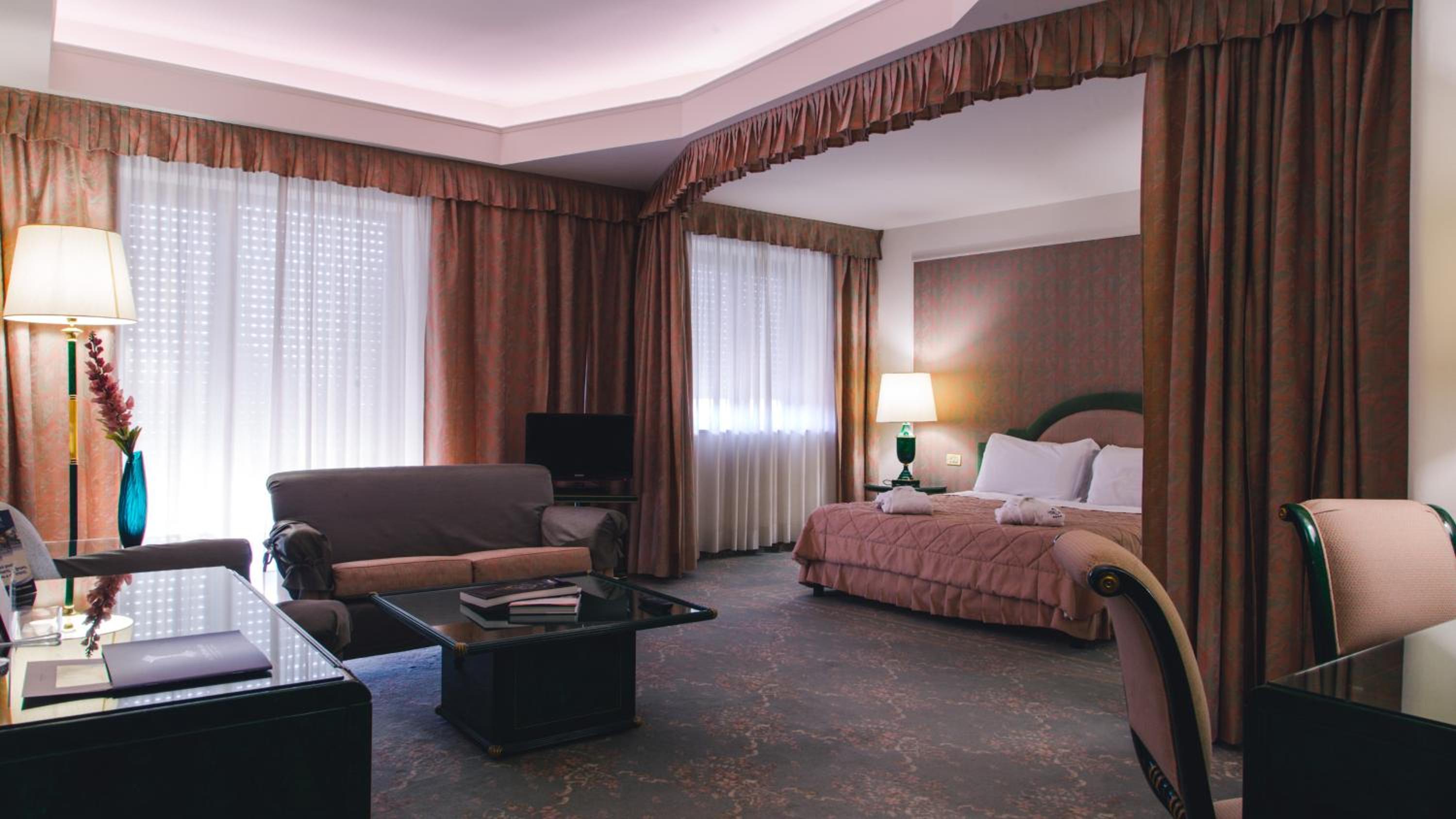 Executive Suite - Photo 1