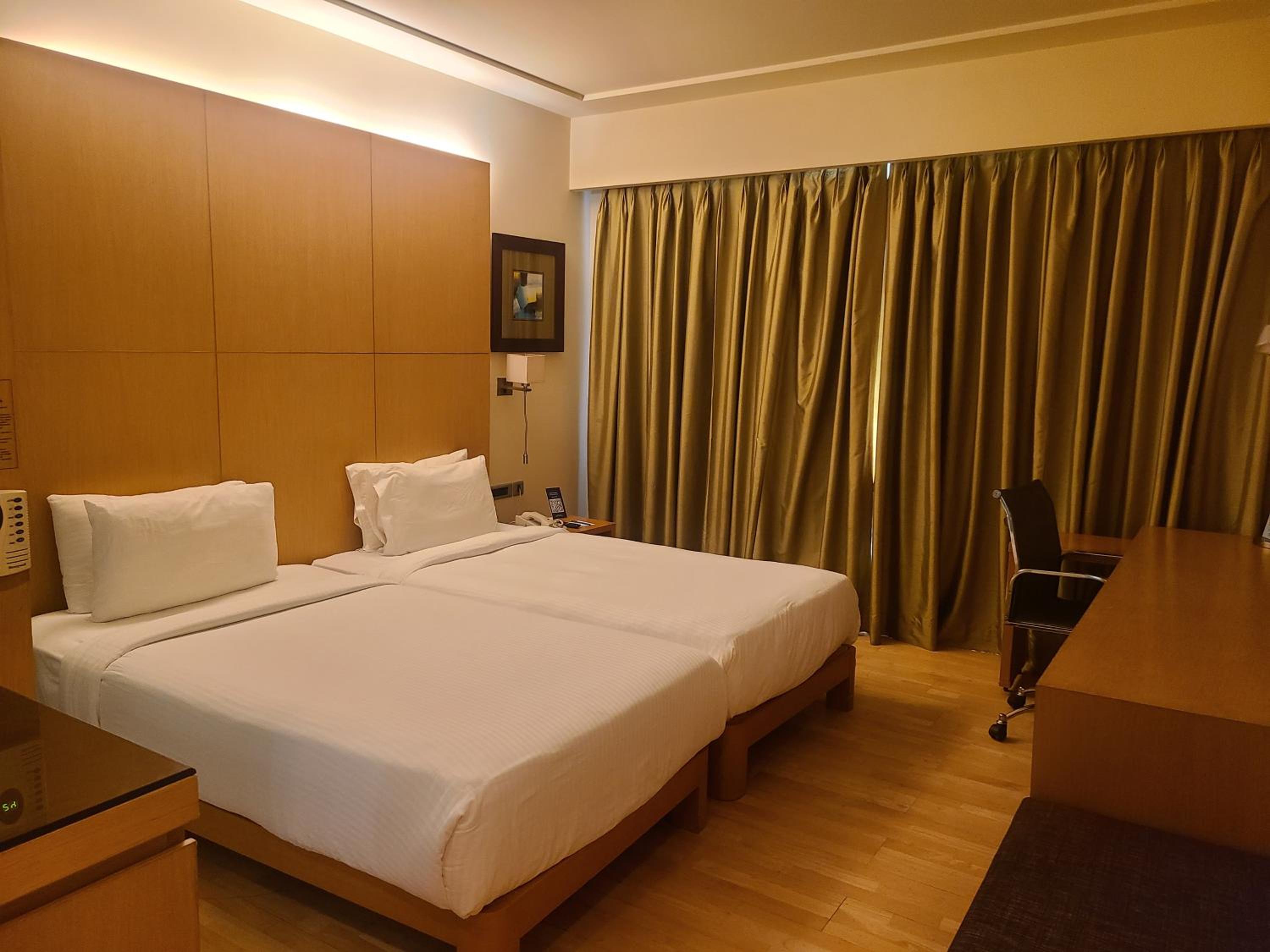 Superior Twin Beds with Pool View - Photo 4