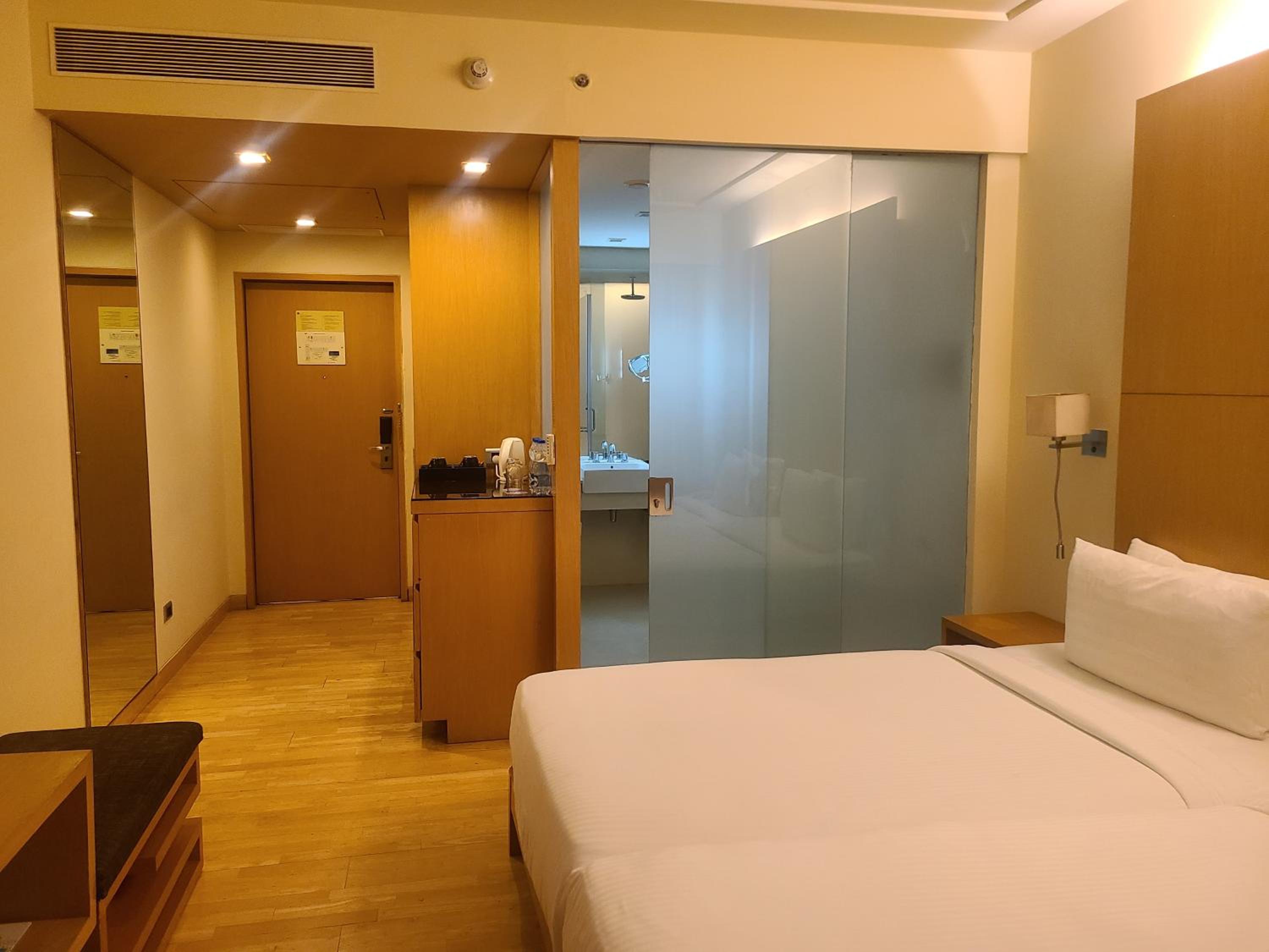 Premier Twin Beds with Lounge Access - Happy Hours 6:30 PM to 8:30 PM - Photo 3