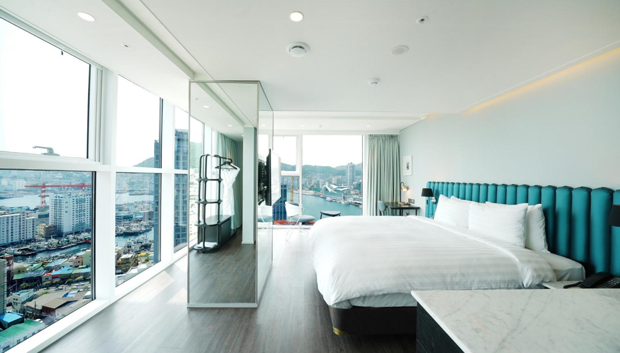 Corner Double Room with City view - Photo 2