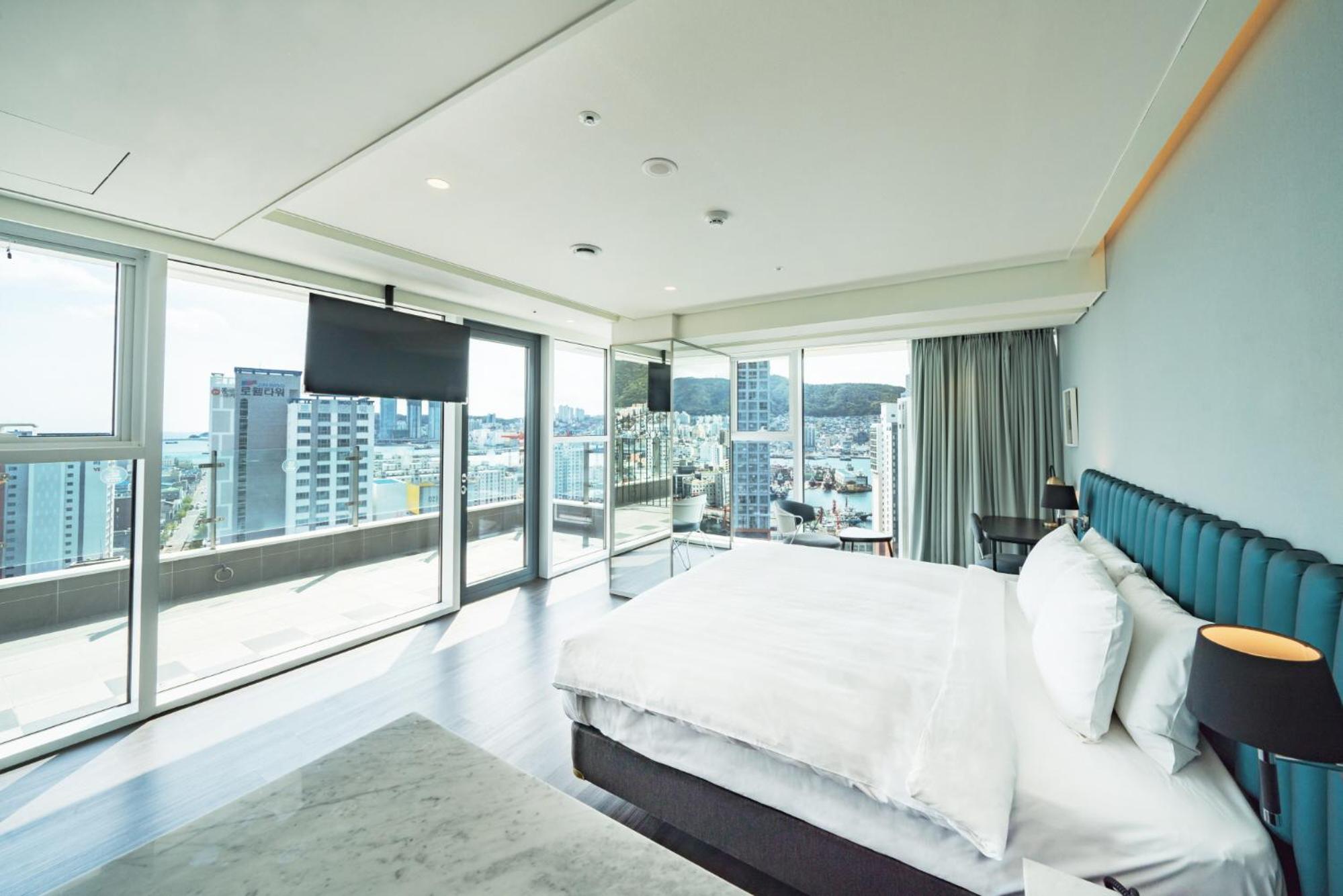 Corner Double Room with City view - Photo 1