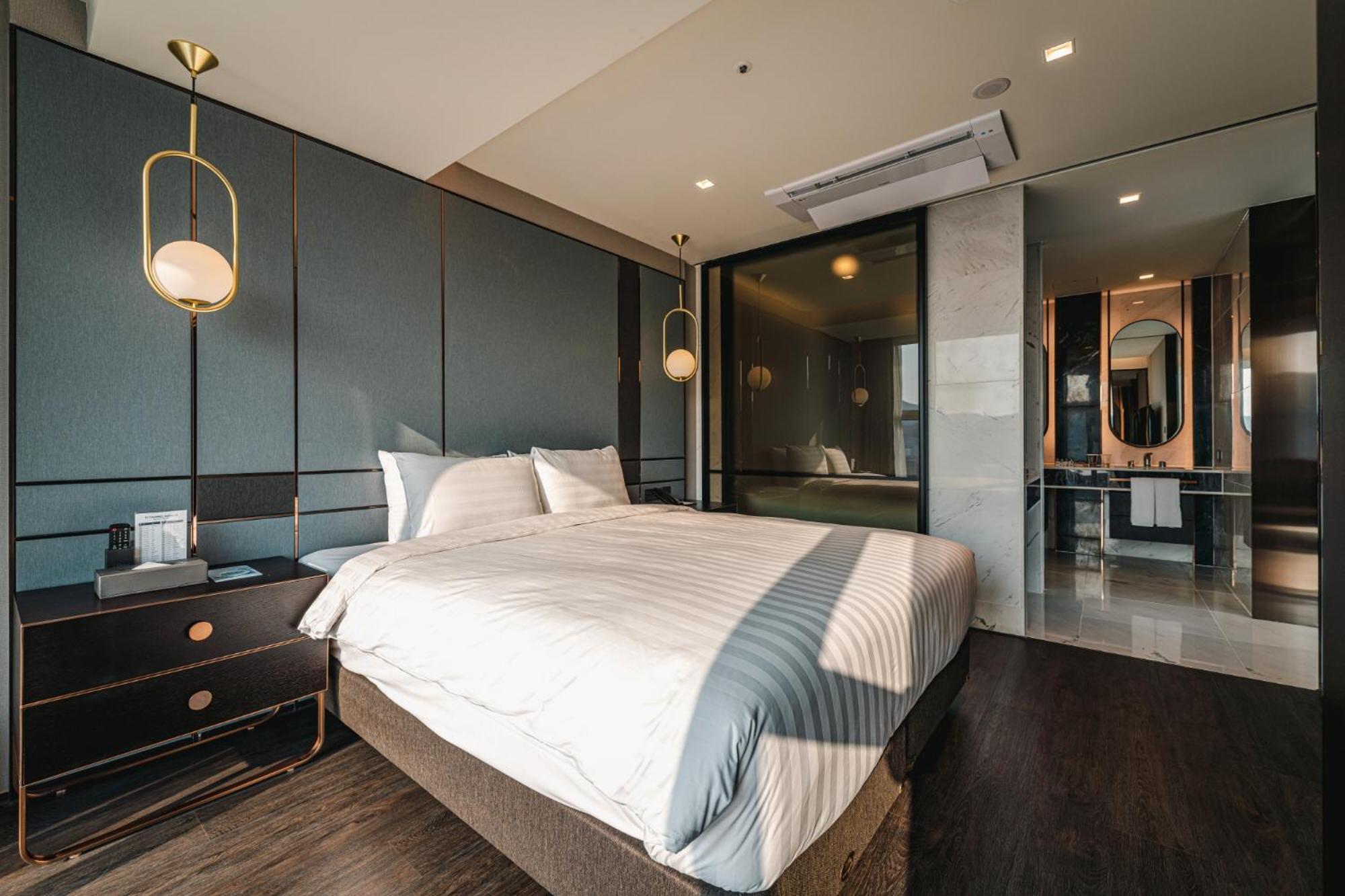 Suite with Partial Ocean View - Photo 4