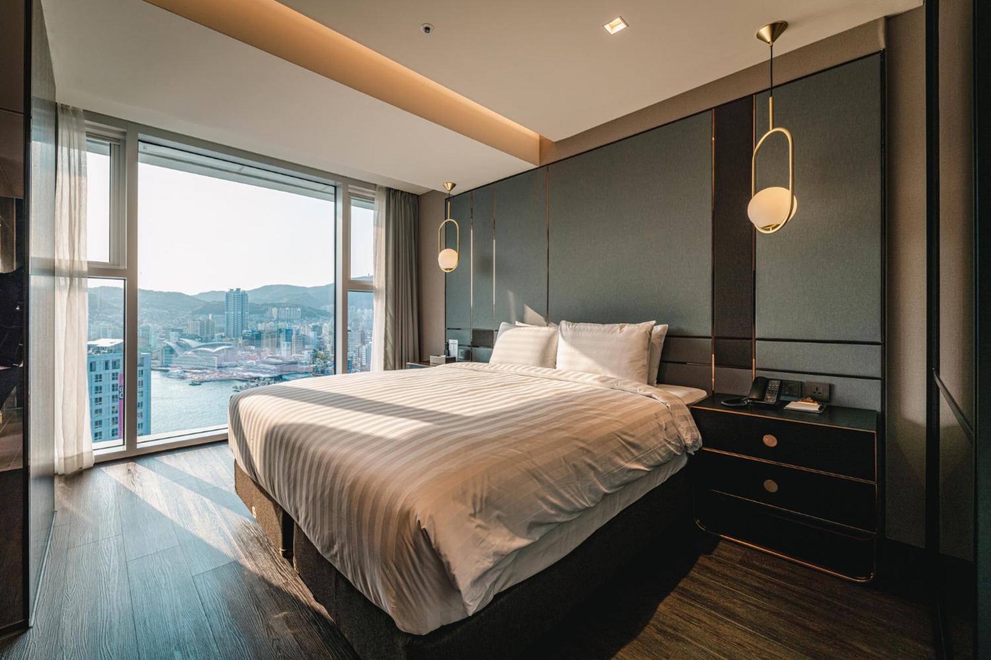 Suite with Partial Ocean View - Photo 5