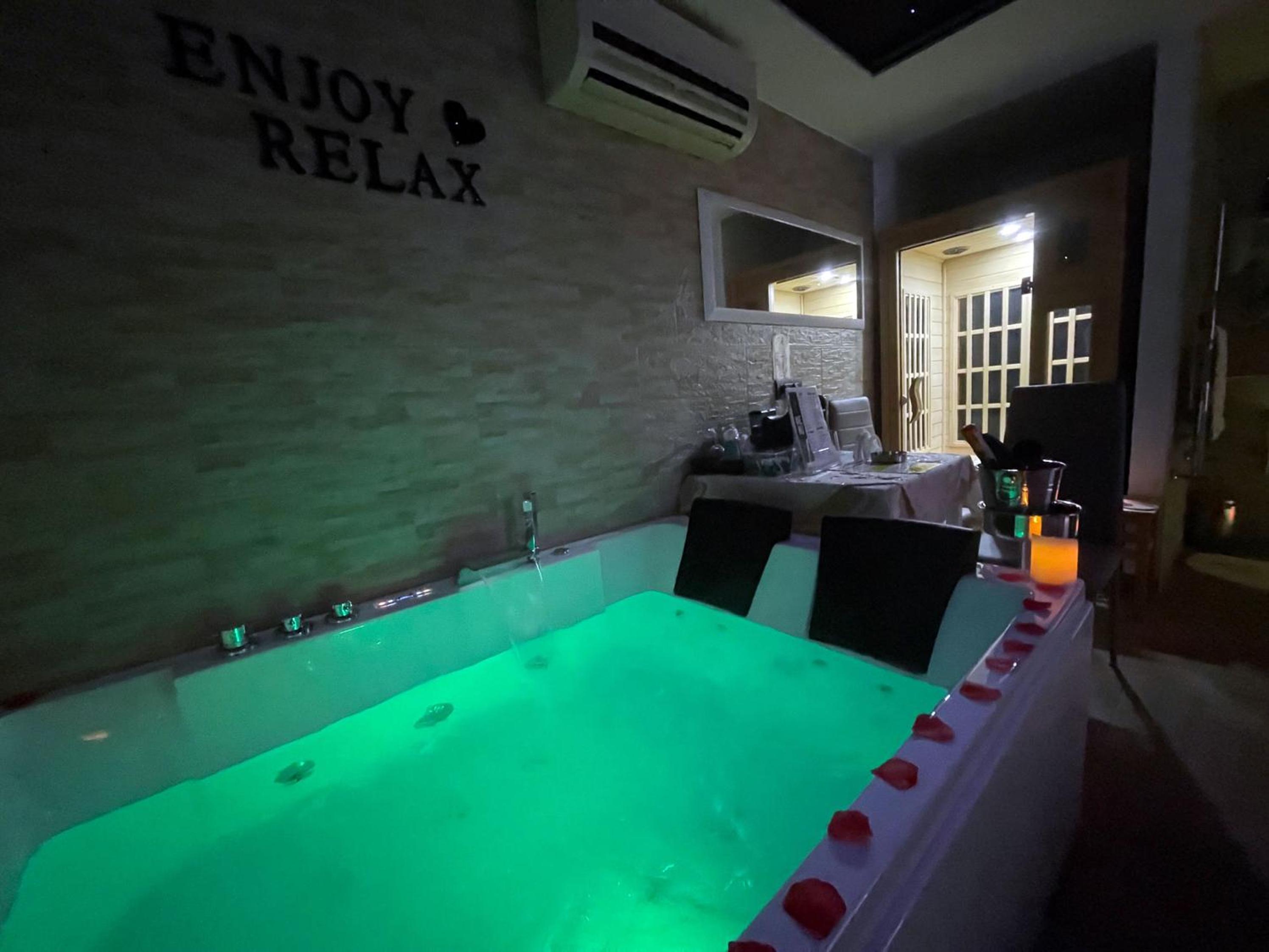 Suite with Spa Access - Photo 7