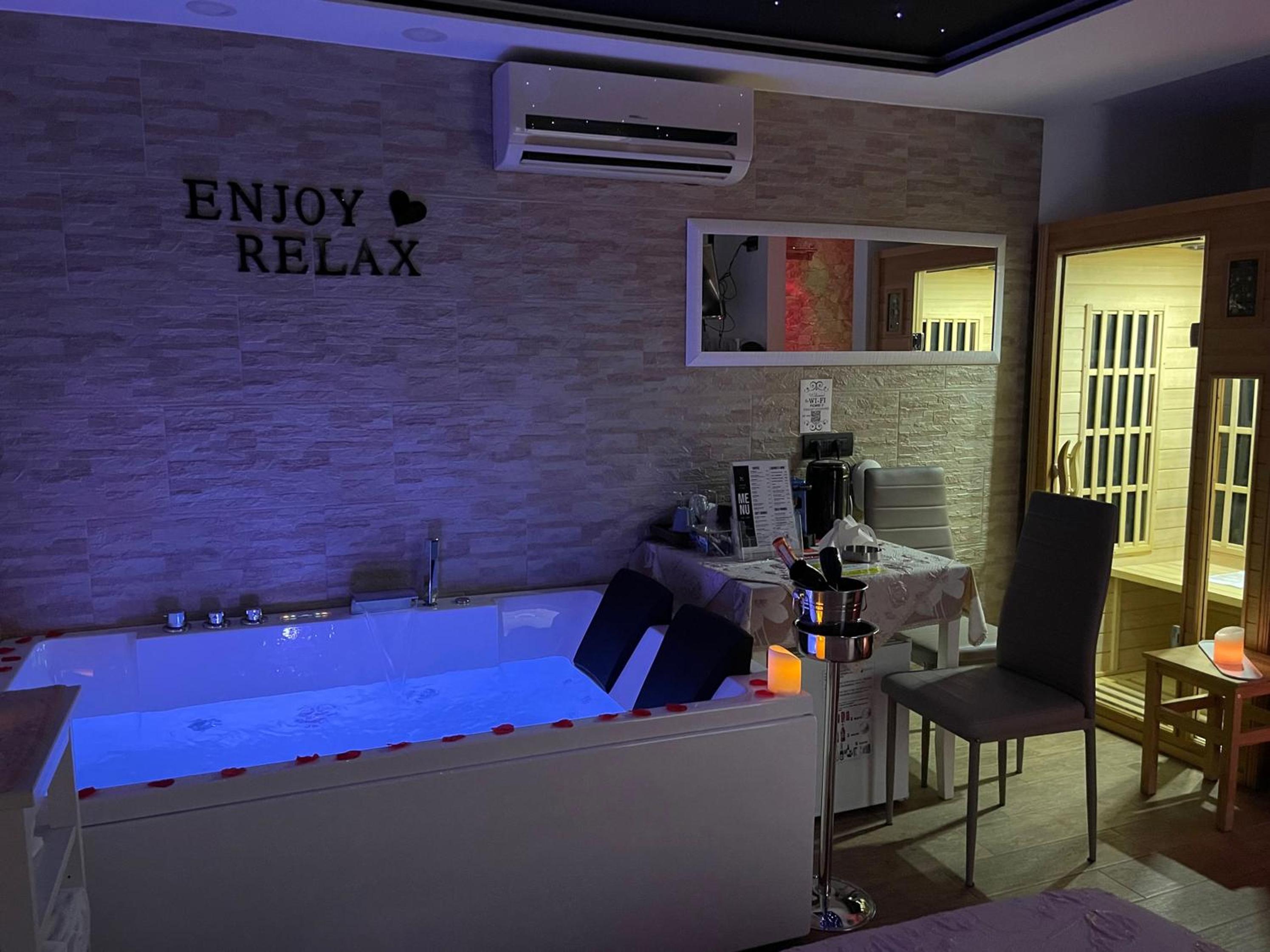 Suite with Spa Access - Photo 6