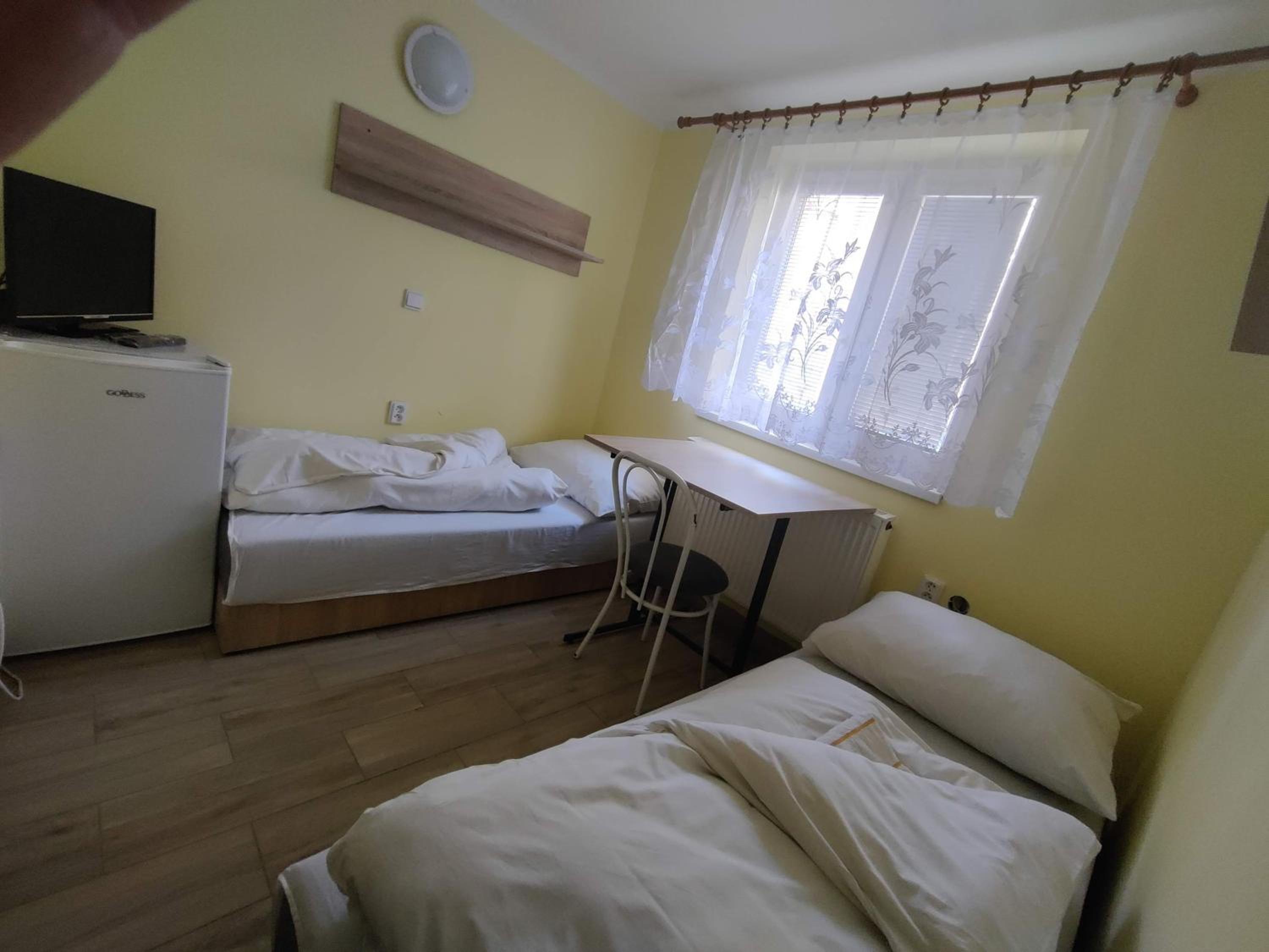 Twin Room with Private Bathroom photo 2