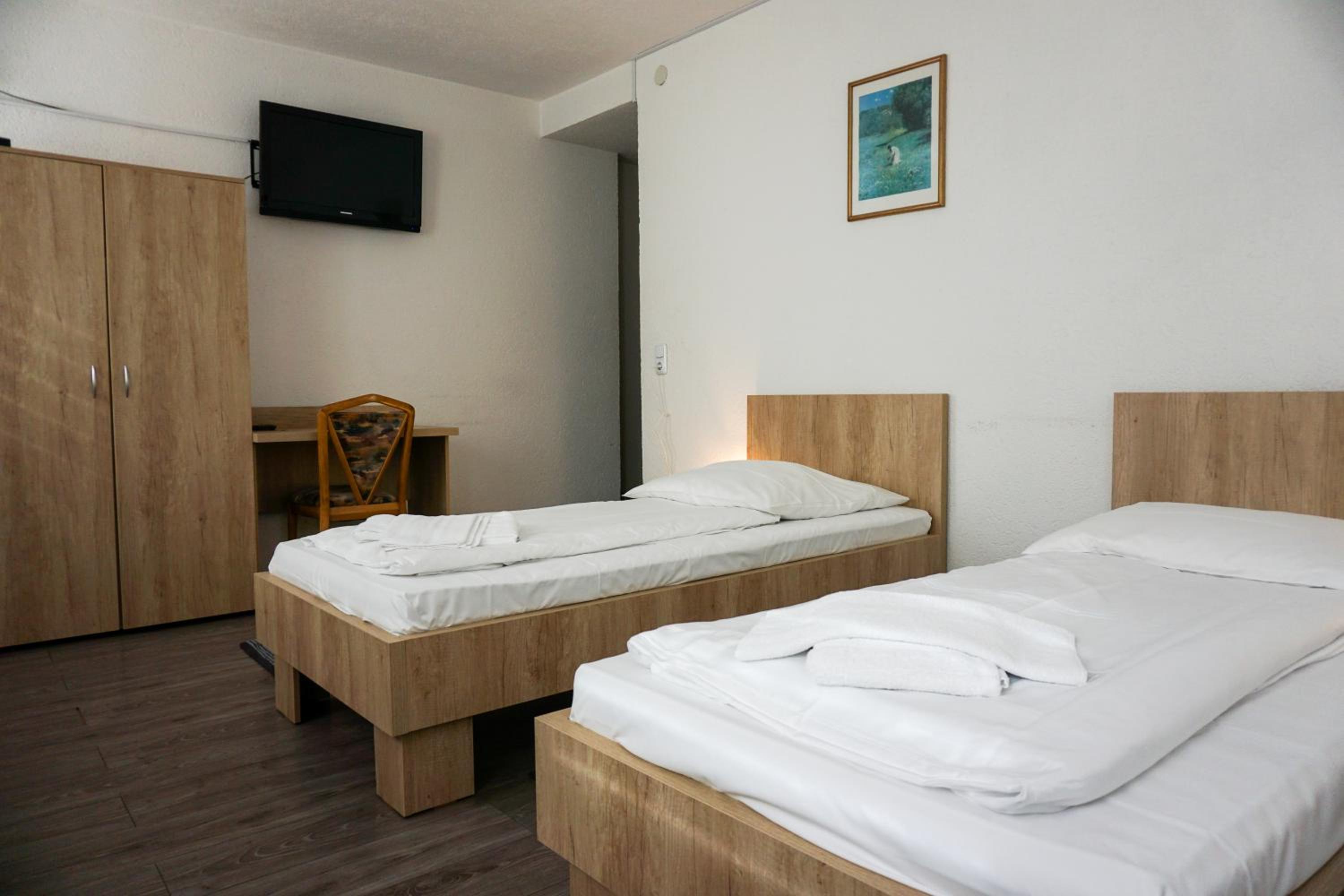 Twin Room with Private Bathroom - Photo 3