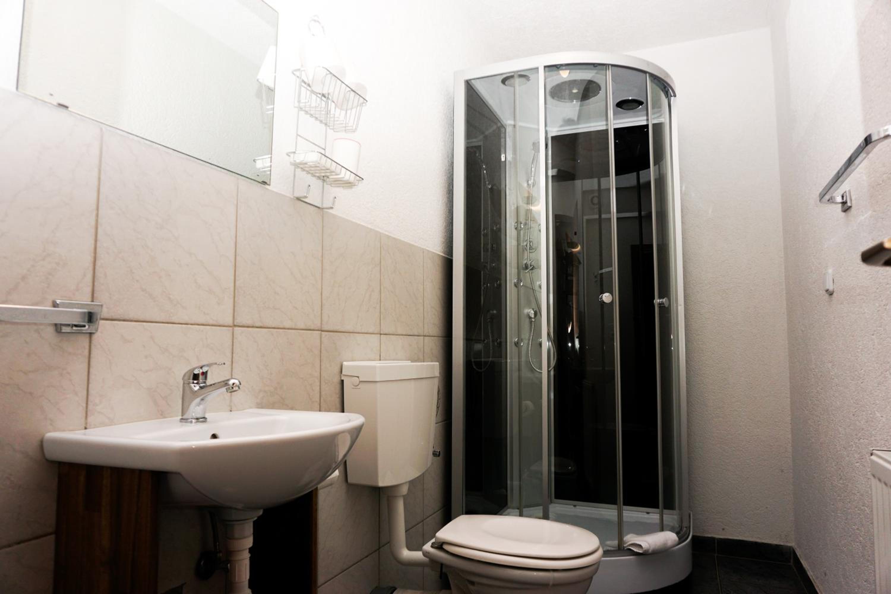 Double Room with Private Bathroom - Photo 2