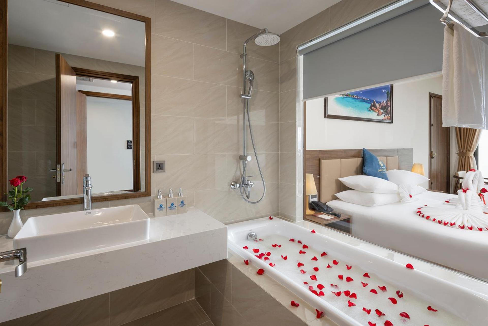 Senior Deluxe Double or Twin Room with Sea View