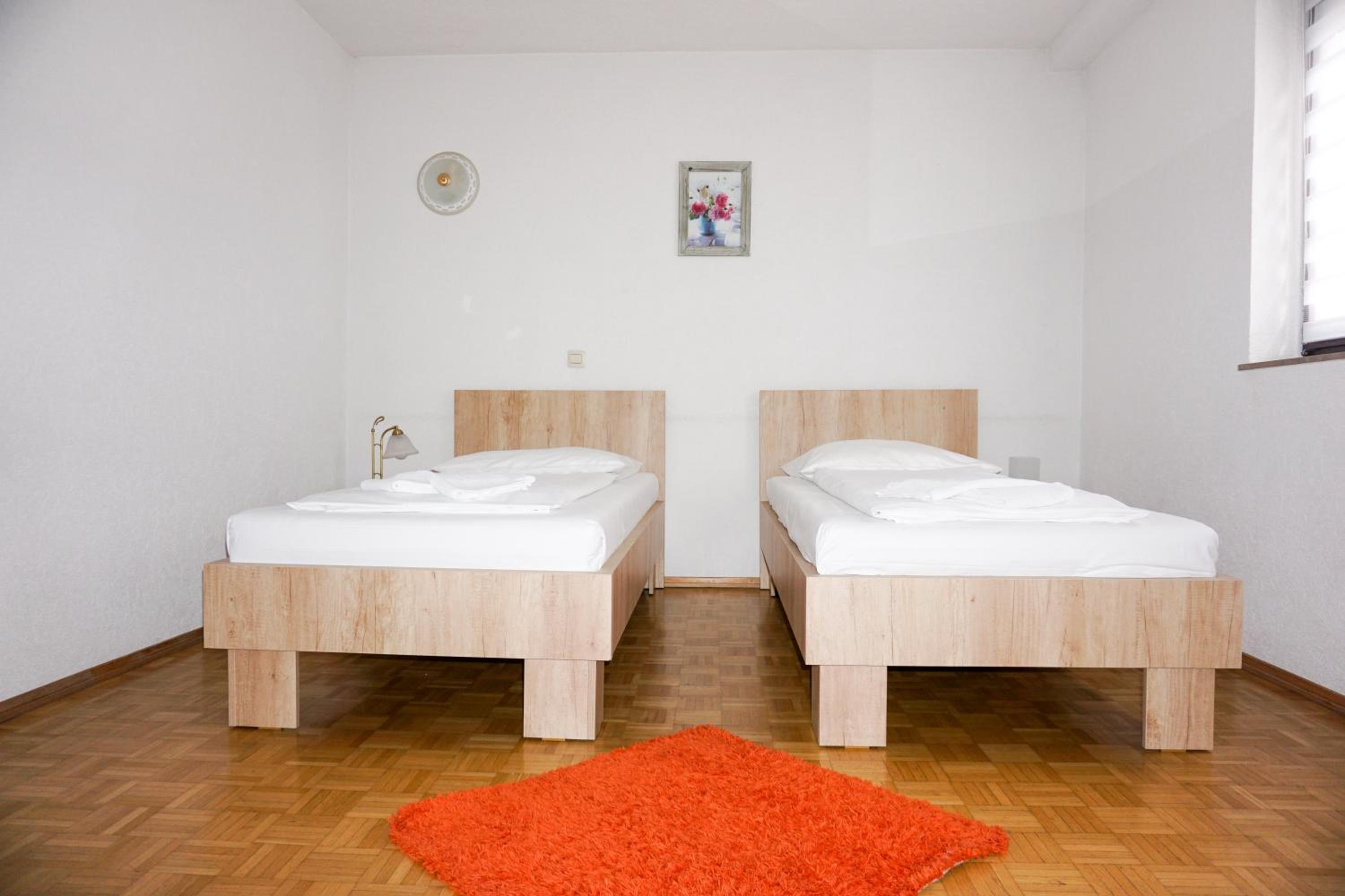 Double Room with Private External Bathroom - Photo 4