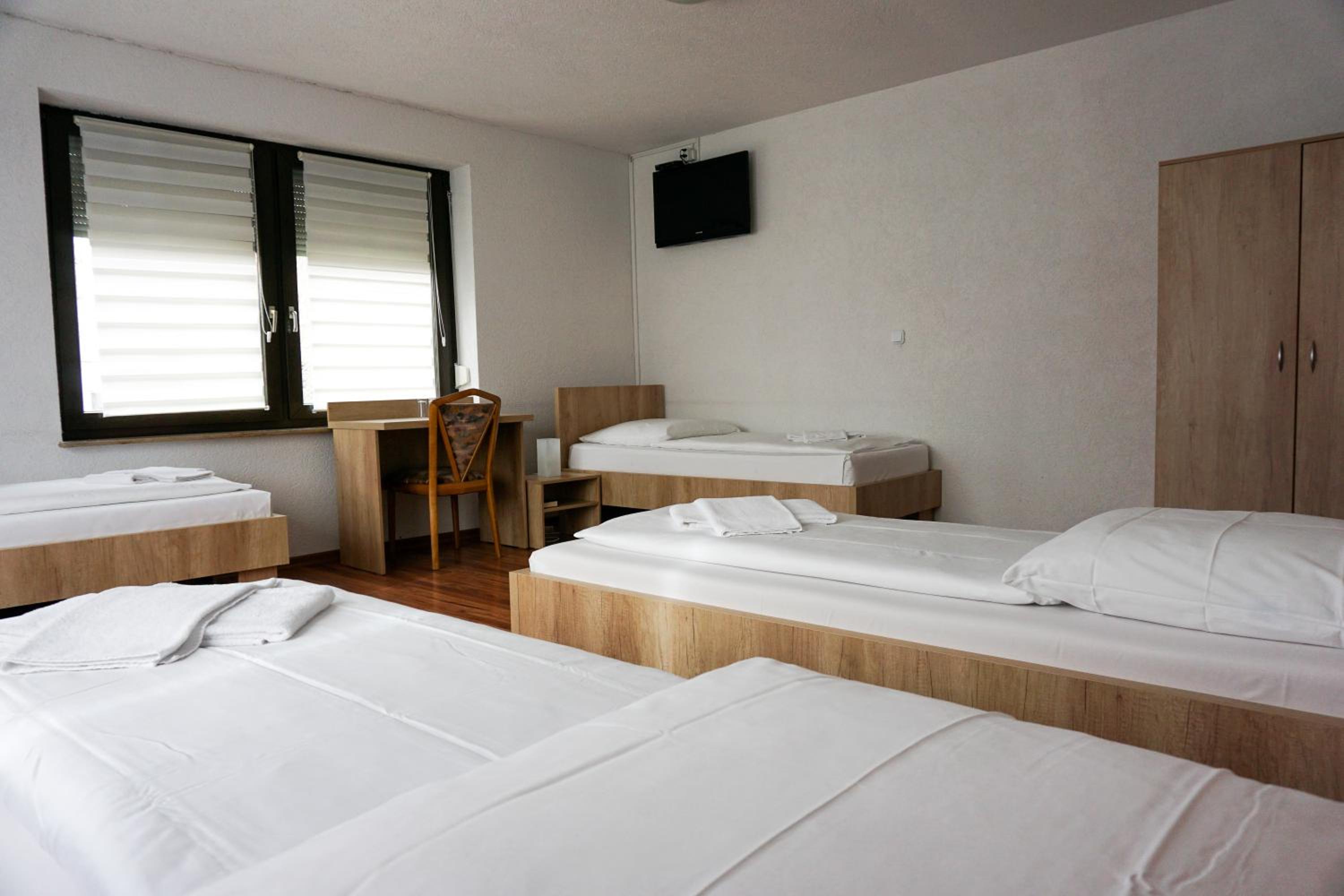Quadruple Room with Private External Bathroom - Photo 3