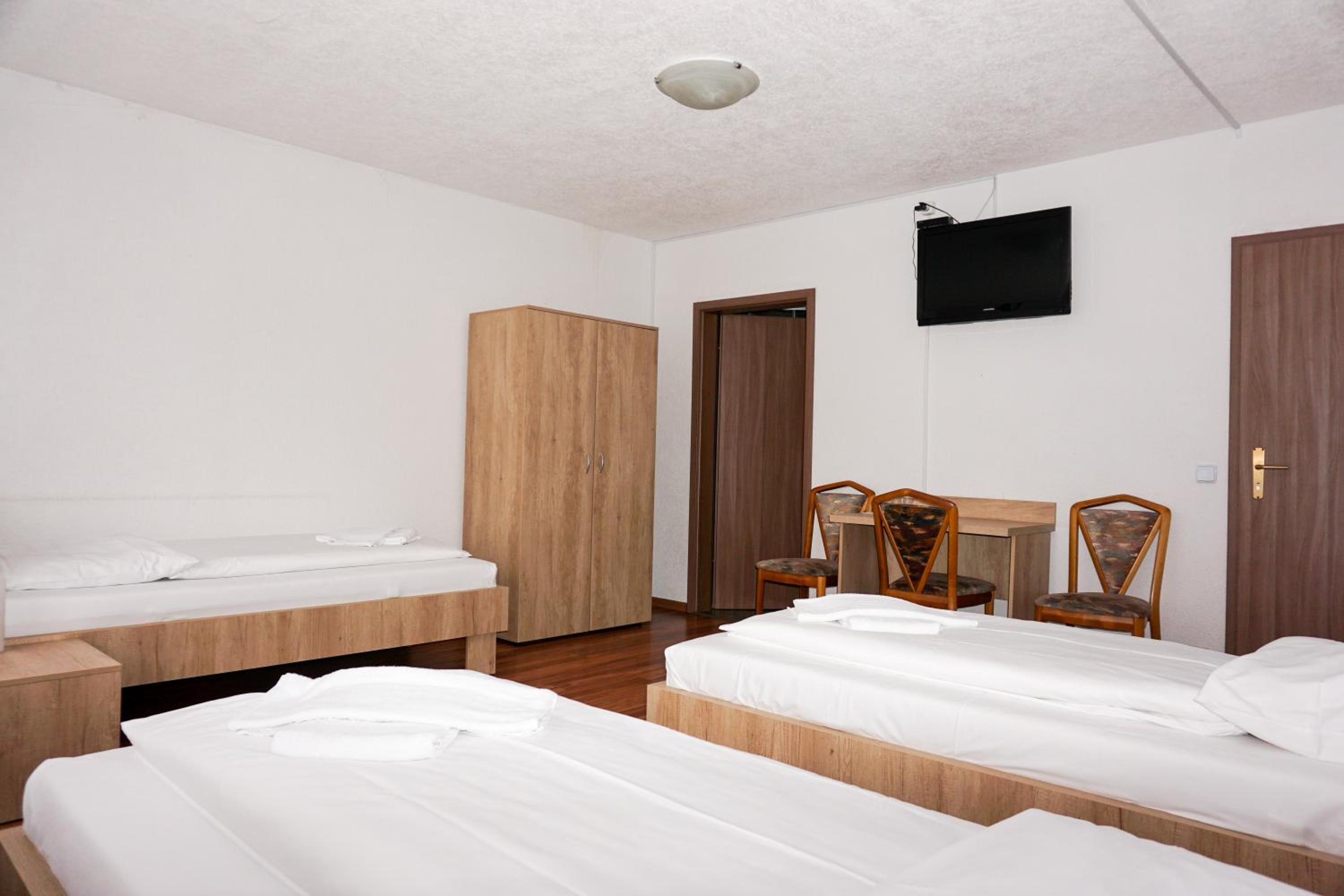 Triple Room with Private Bathroom - Photo 4