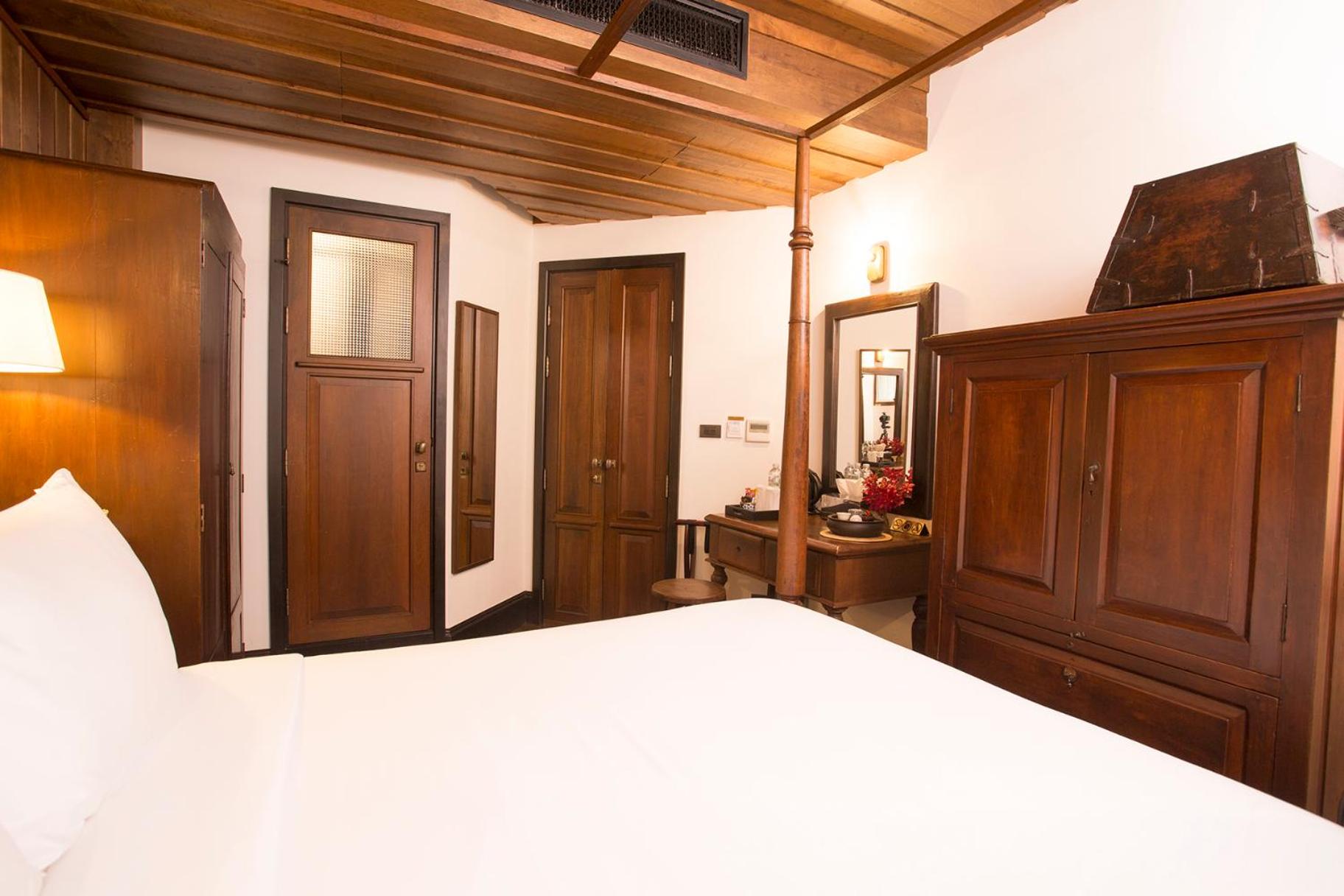Standard Queen Room thumbnail 5