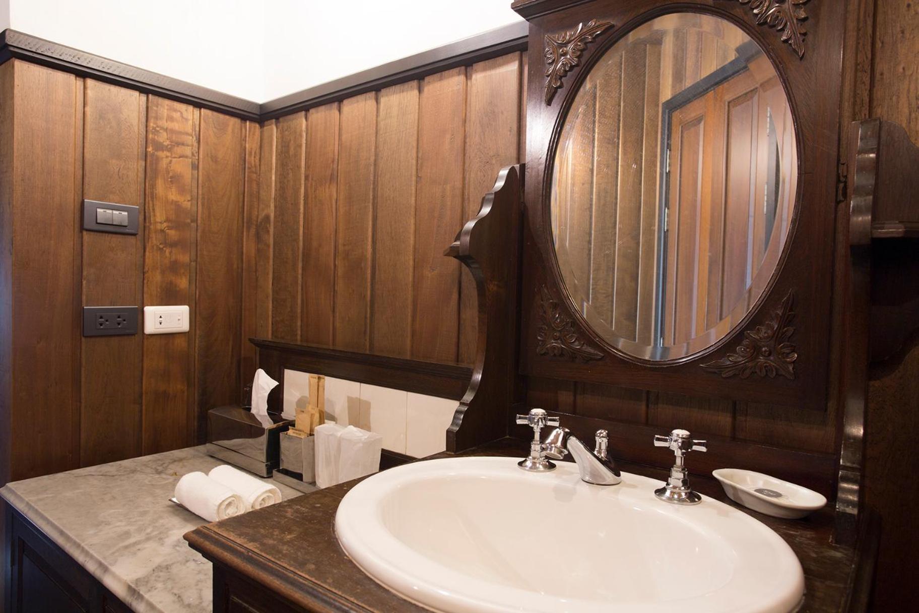 Superior Queen Room thumbnail 6