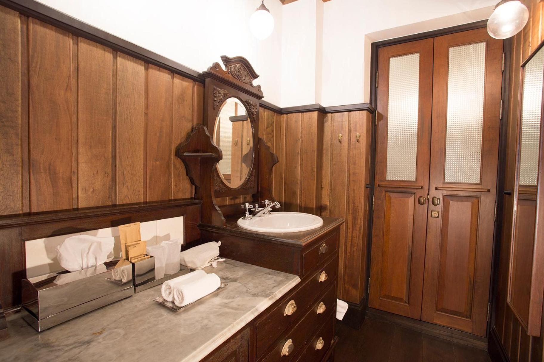 Superior Queen Room thumbnail 5
