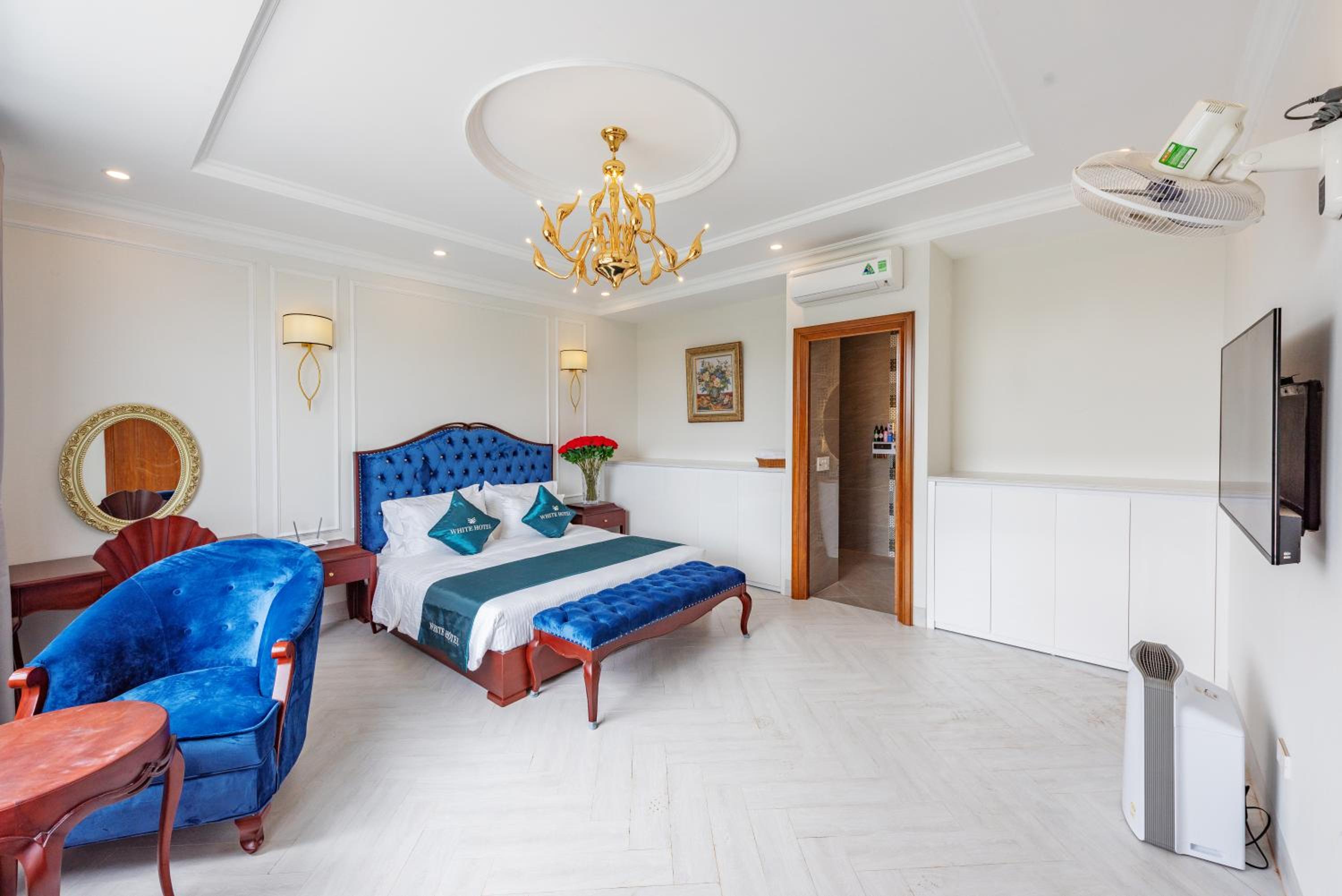 King Room with Balcony - Photo 1