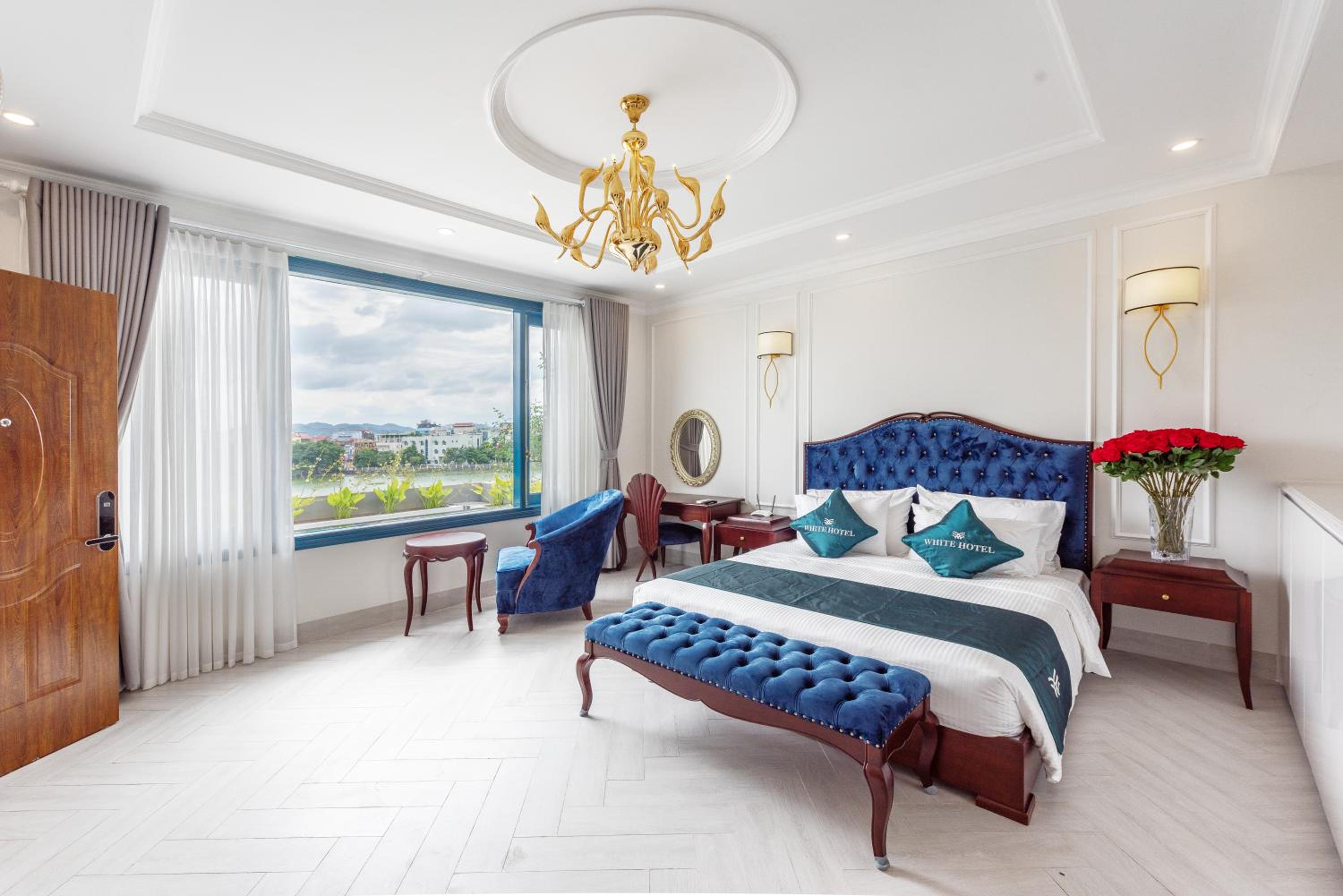 King Room with Balcony - Photo 9