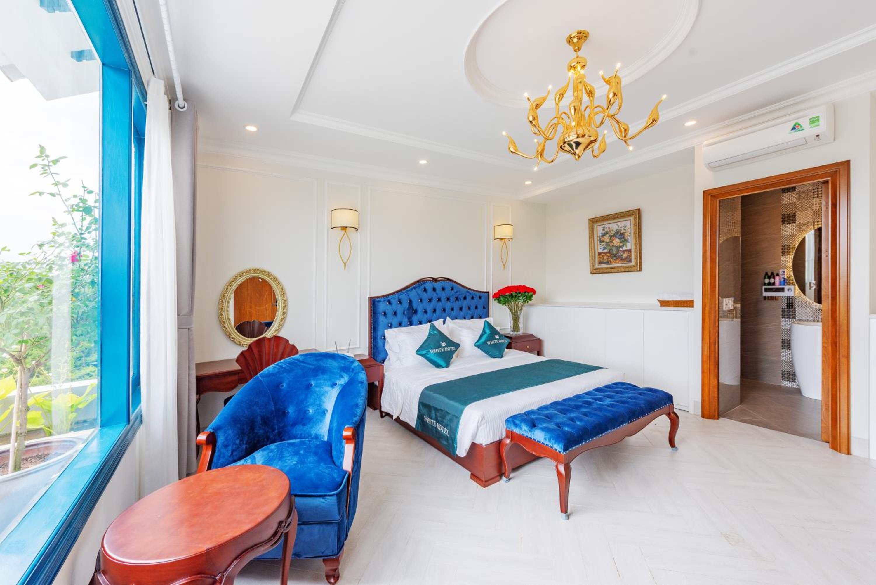King Room with Balcony - Photo 3
