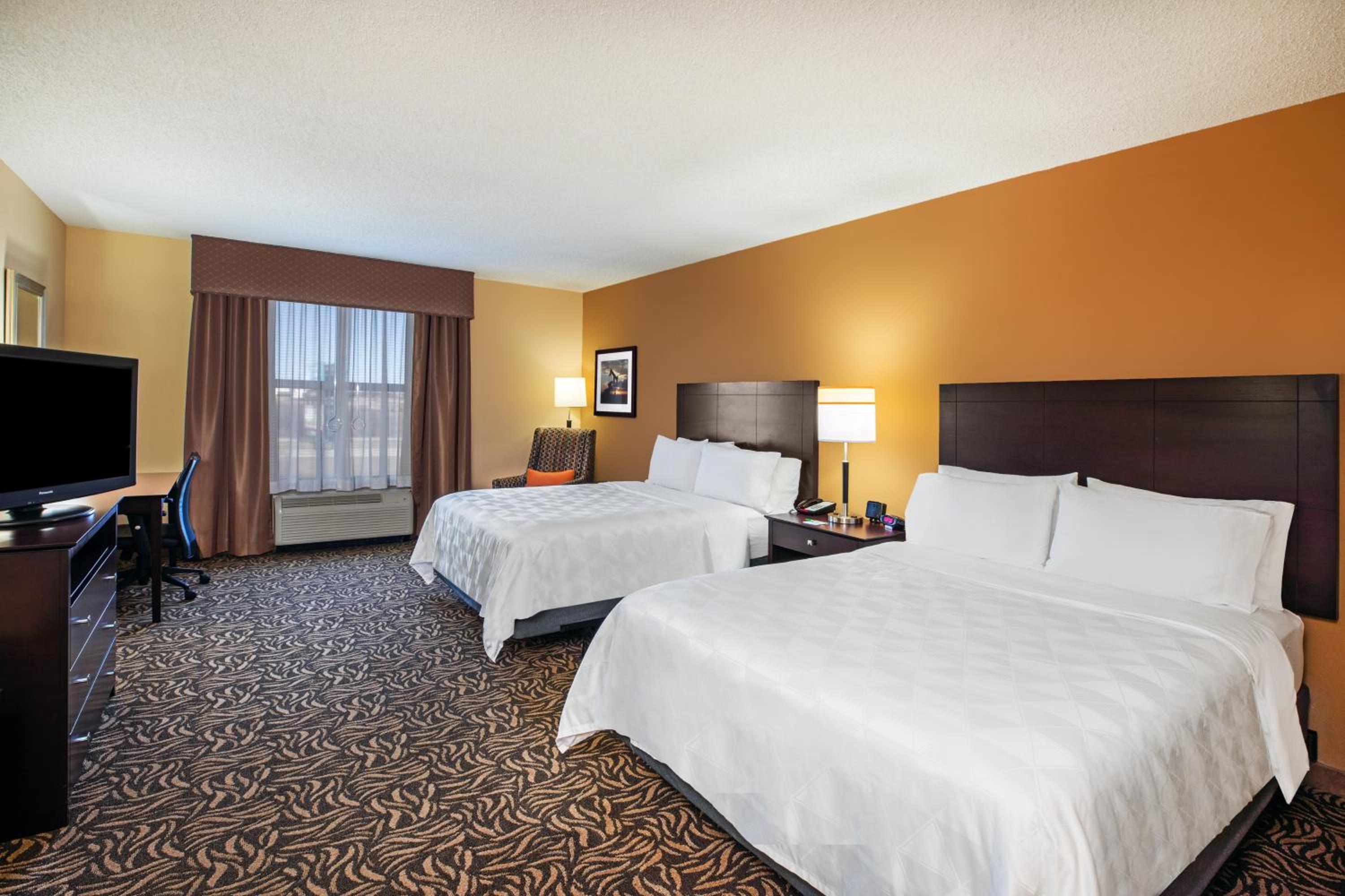 Standard Room with Two Queen Beds - Photo 2