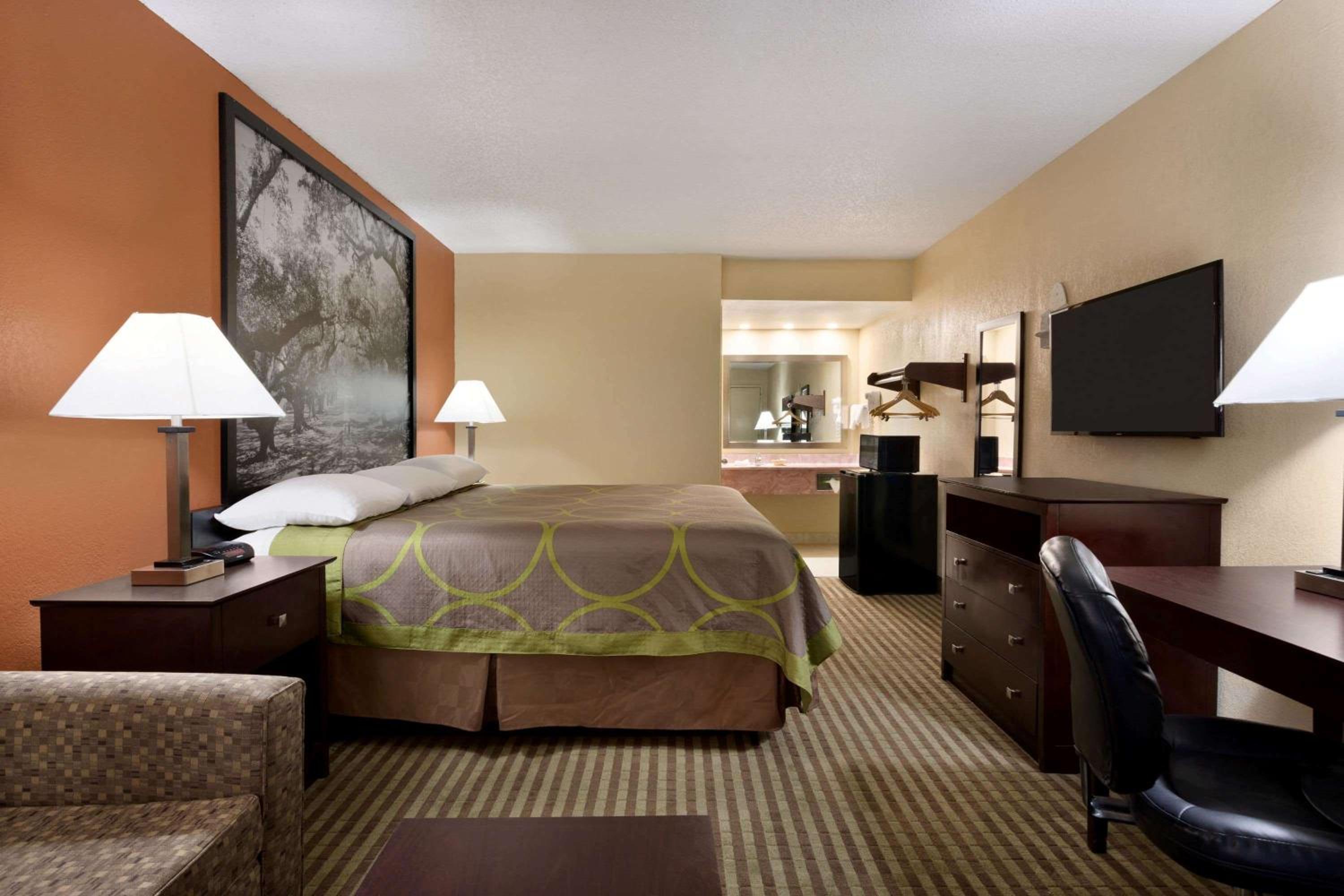 King Room - Non-Smoking - Photo 3