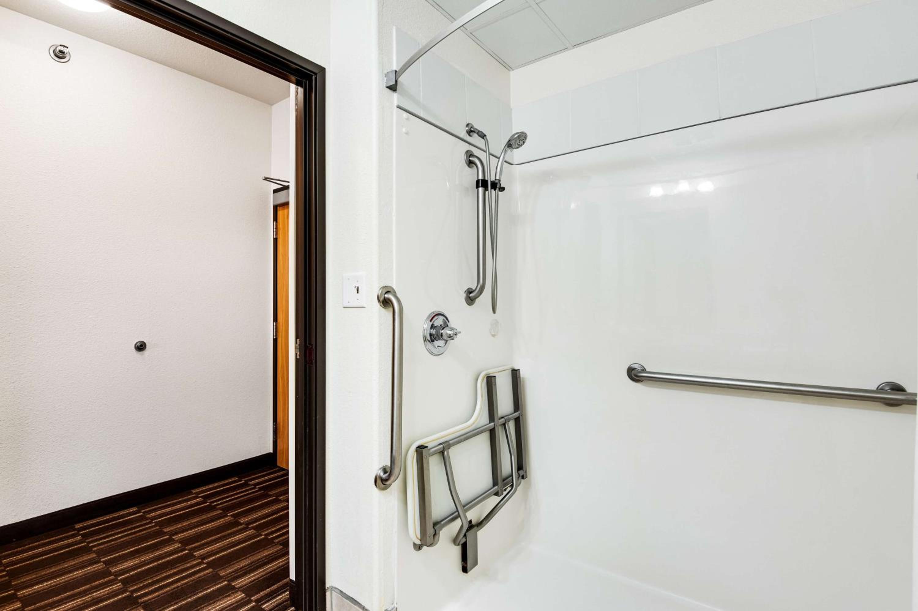 Queen Room with Roll-In Shower - Disability Access photo 1