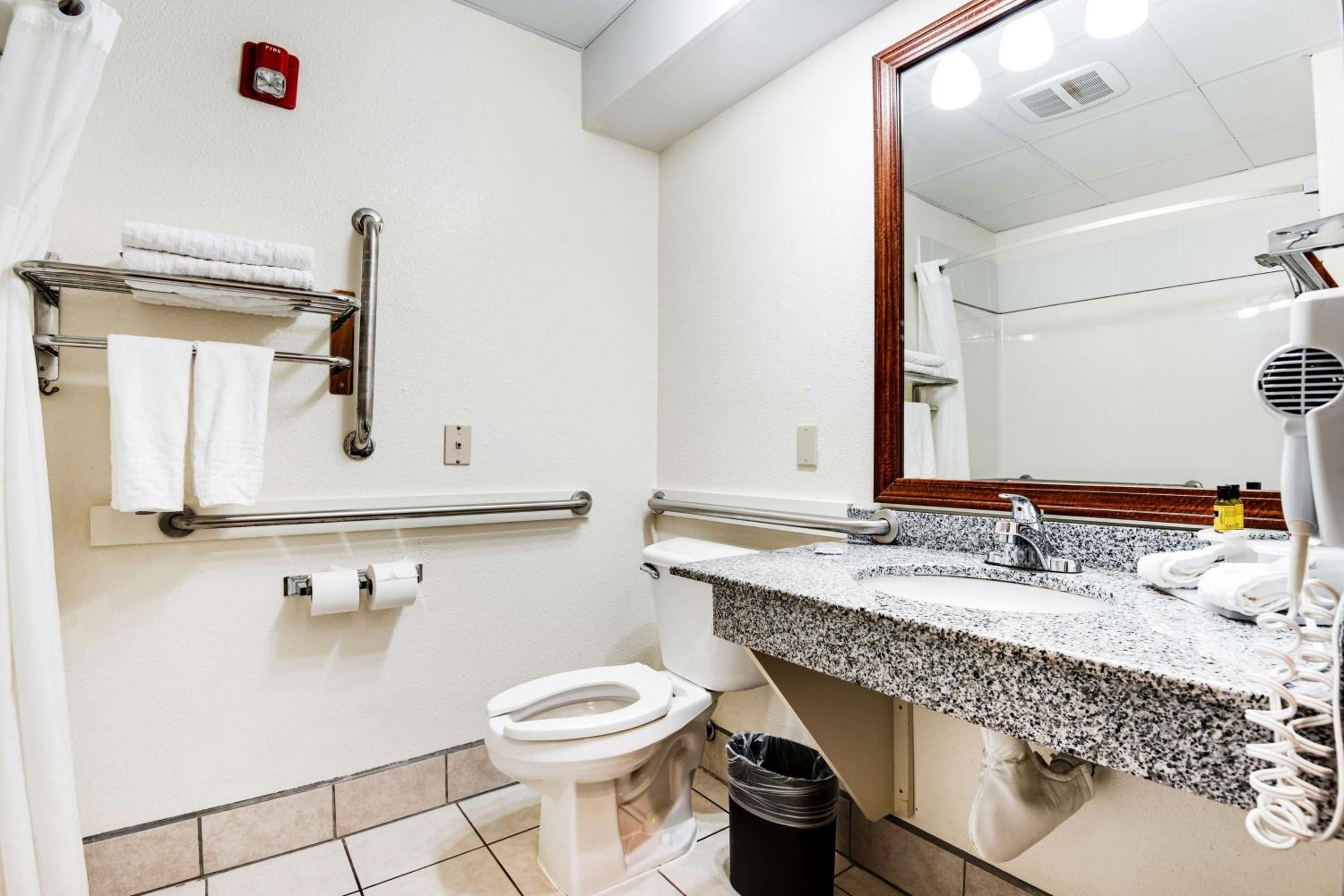 Queen Room with Roll-In Shower - Disability Access photo 2