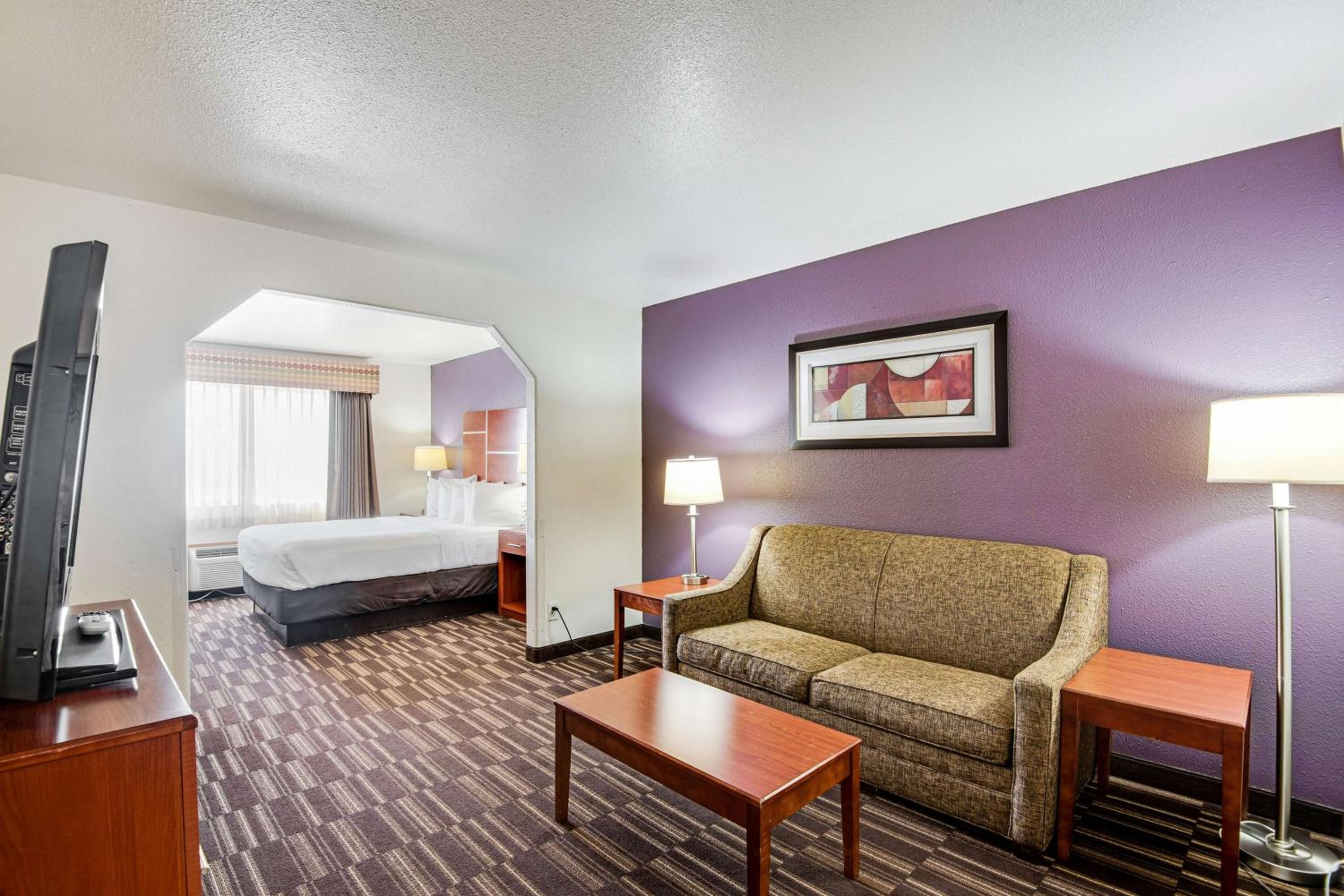 Queen Suite with Sofa Bed and Mountain View - Non-Smoking photo 2