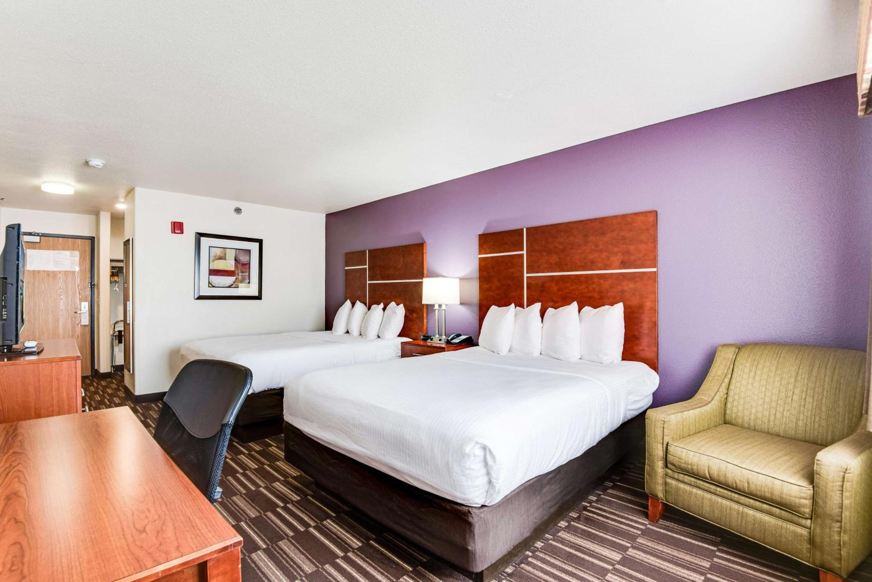 Queen Room with Two Queen Beds - Non-Smoking photo 3