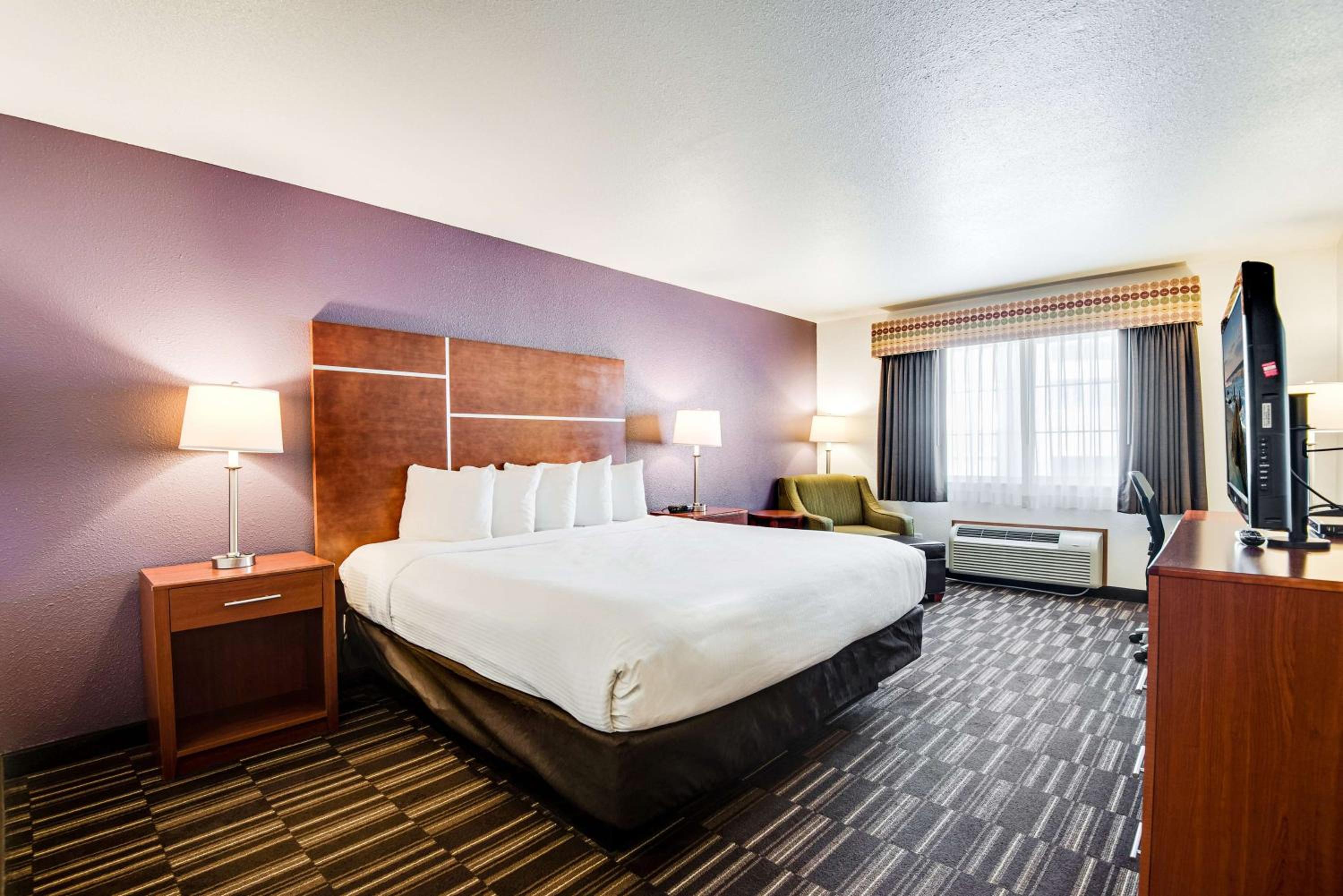 King Room with Roll-in Shower - Disability Access/Non-Smoking