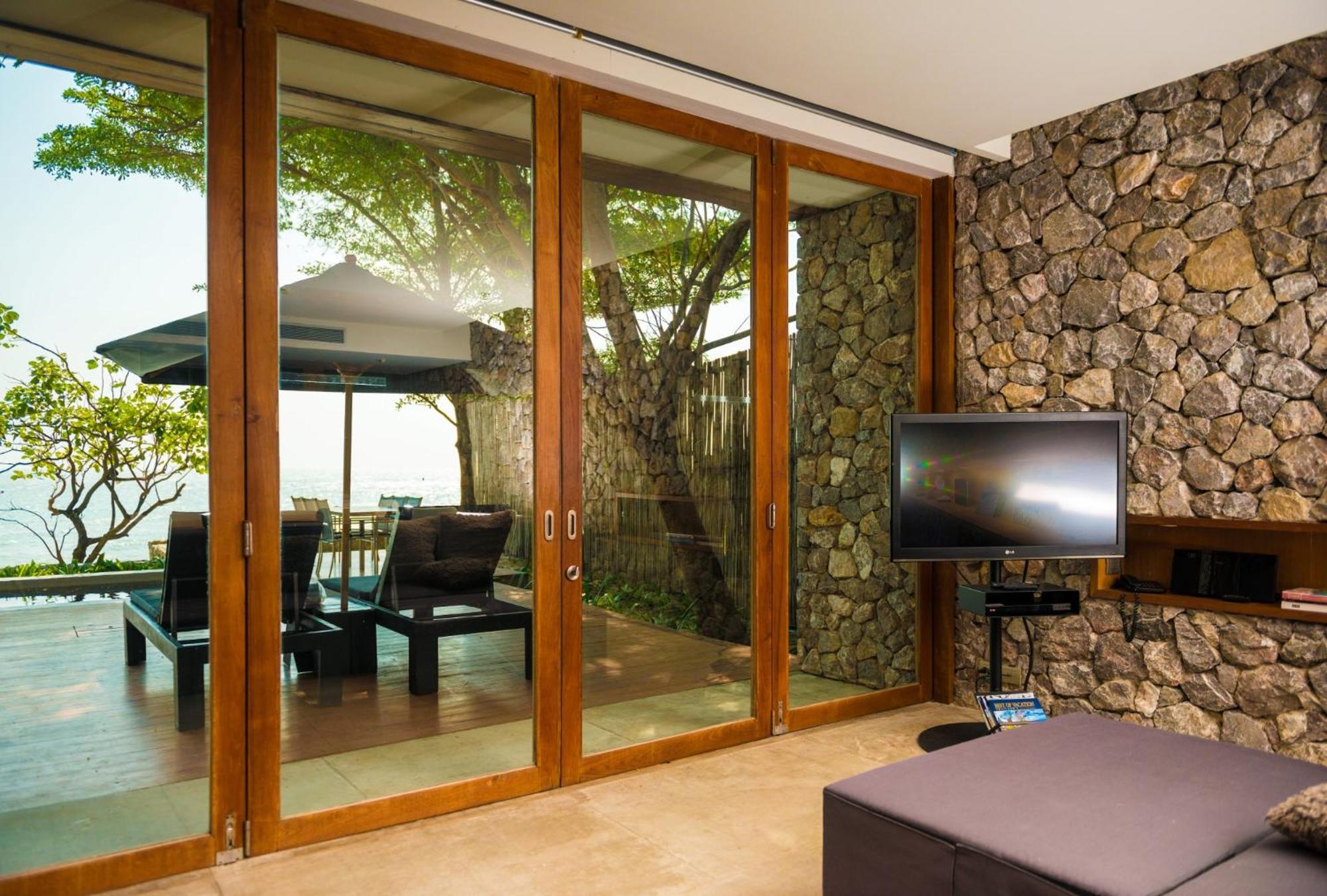 Royal Villa with Oceanfront Pool photo 3