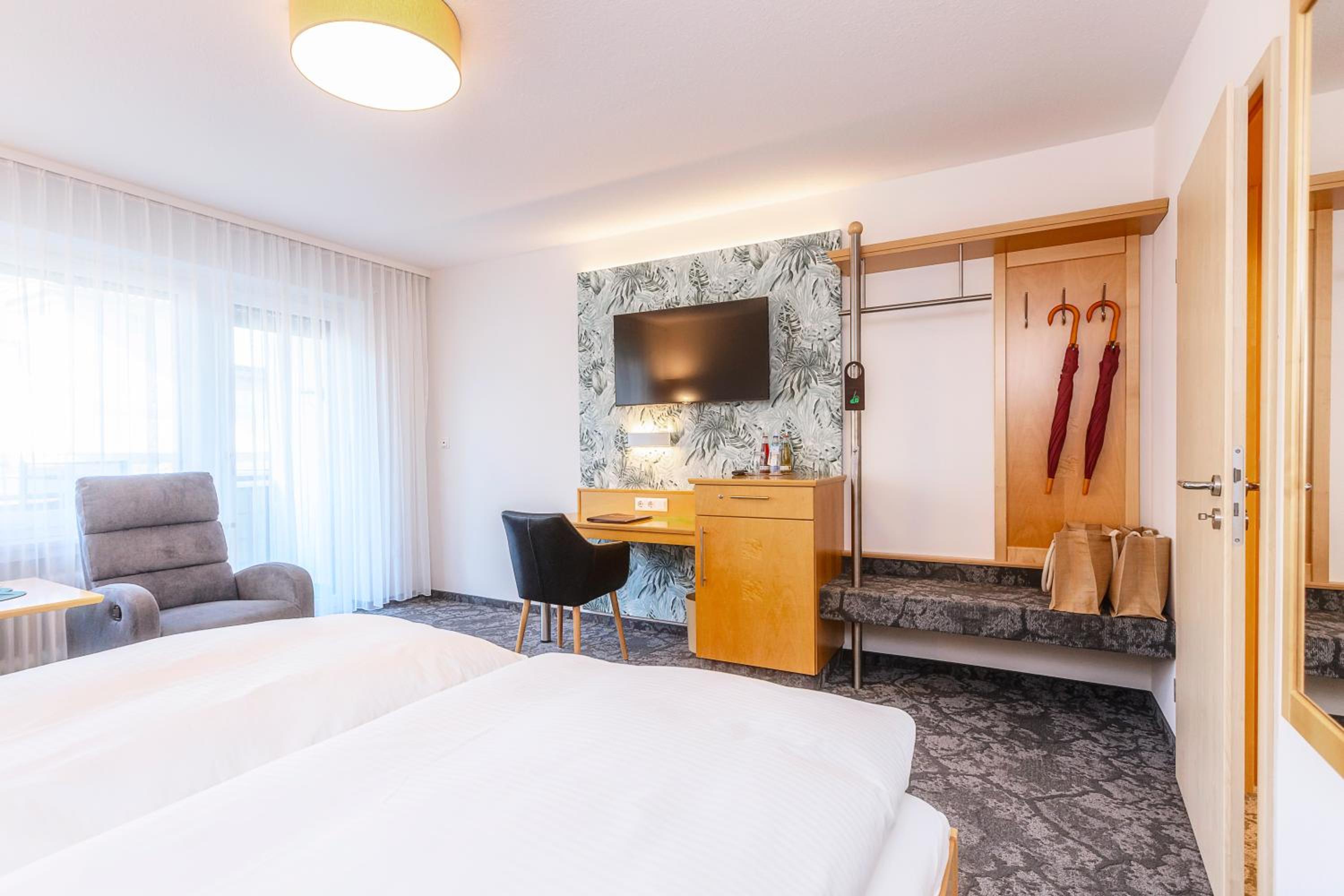 Double Room with Balcony - Photo 13