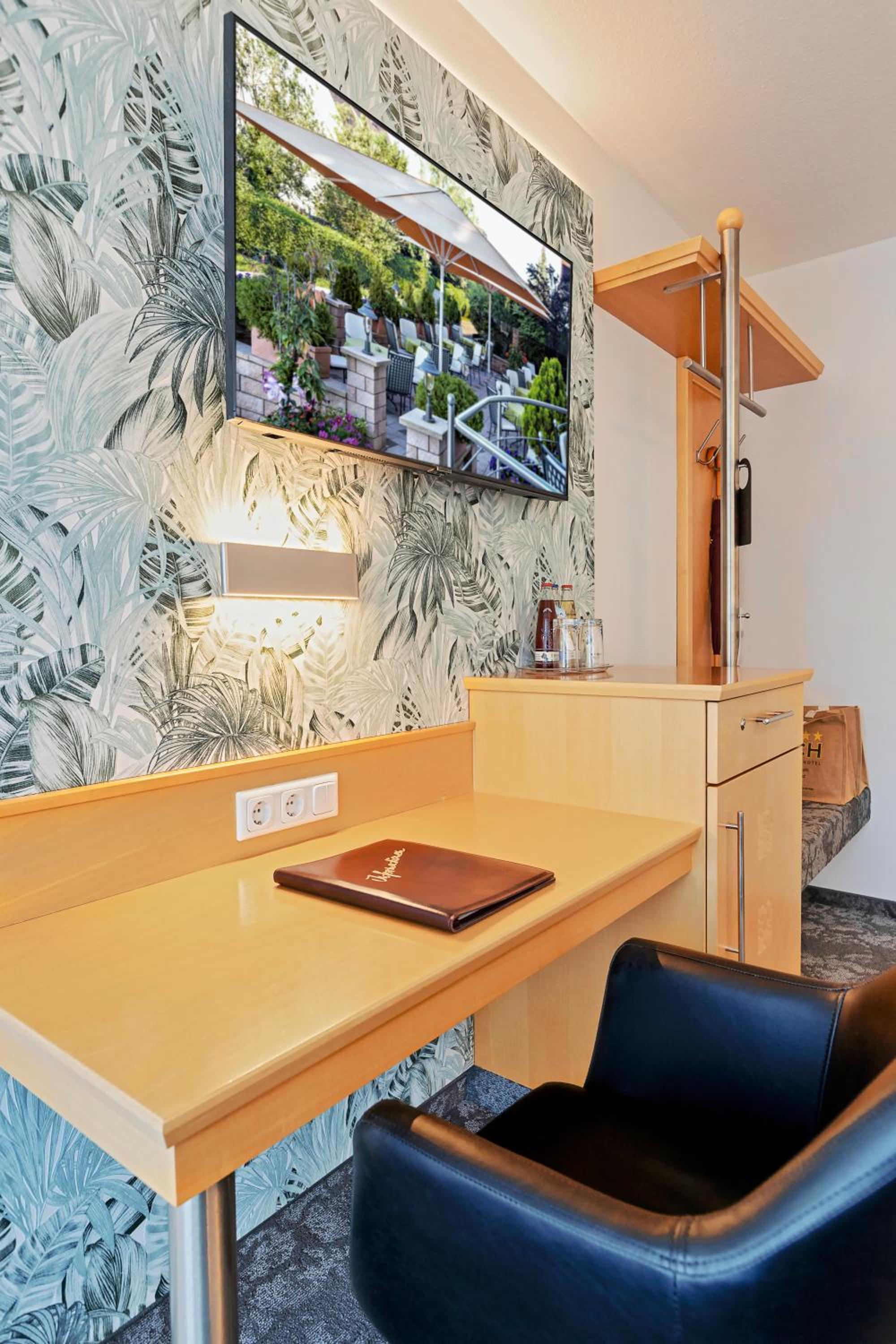 Double Room with Balcony - Photo 8