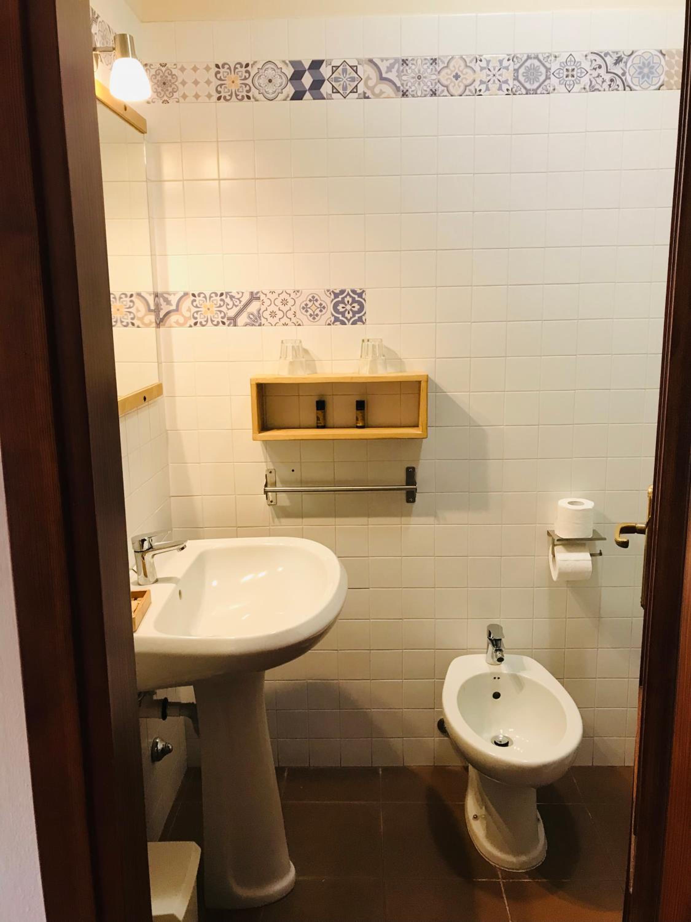 Double or Twin Room - Photo 5